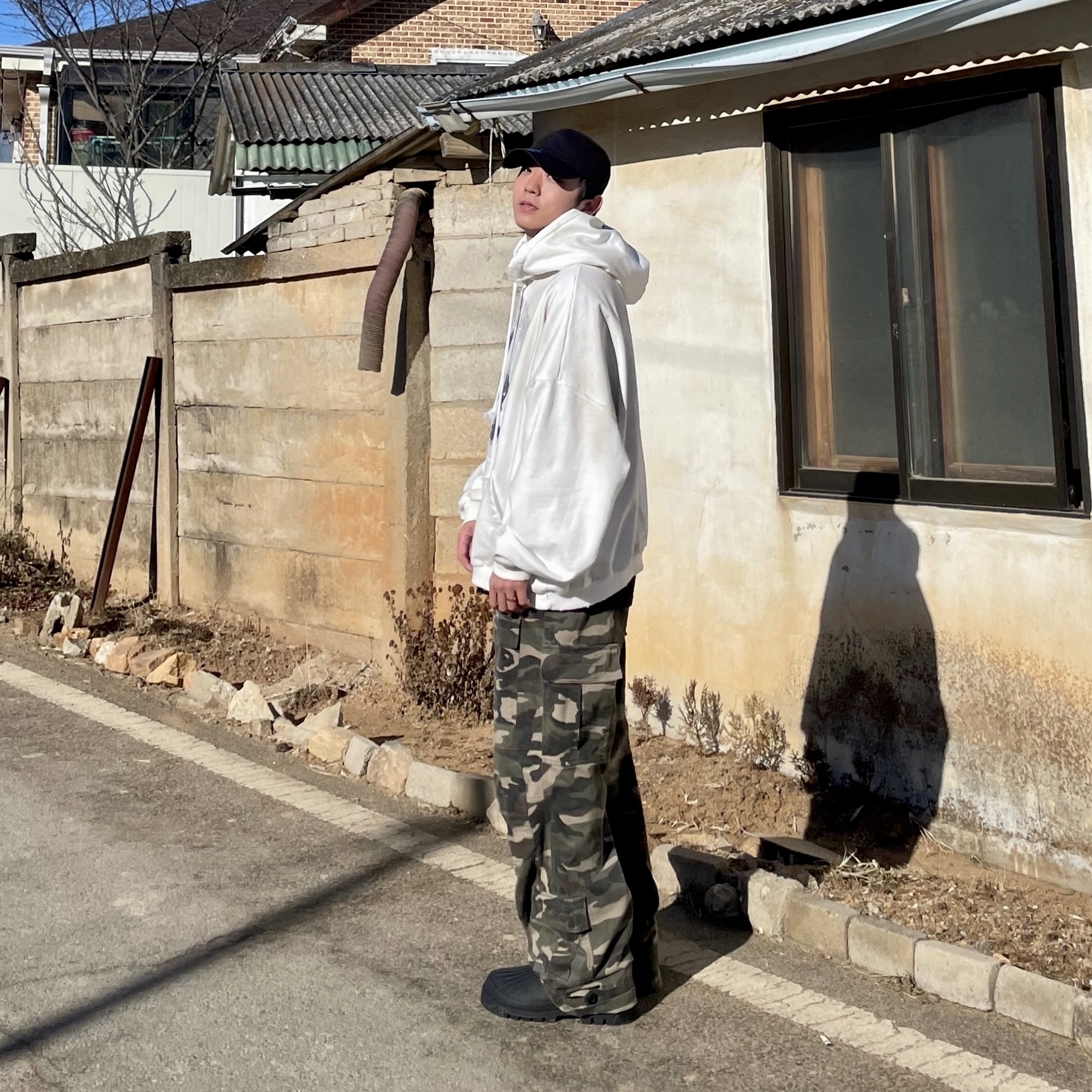 New Era x Murakami Takashi Ohana Unstructured Cap Black, Project G/R x Atmos Etiquette Lesson Vintage Washed Hoodie White 착용 스타일 - 1