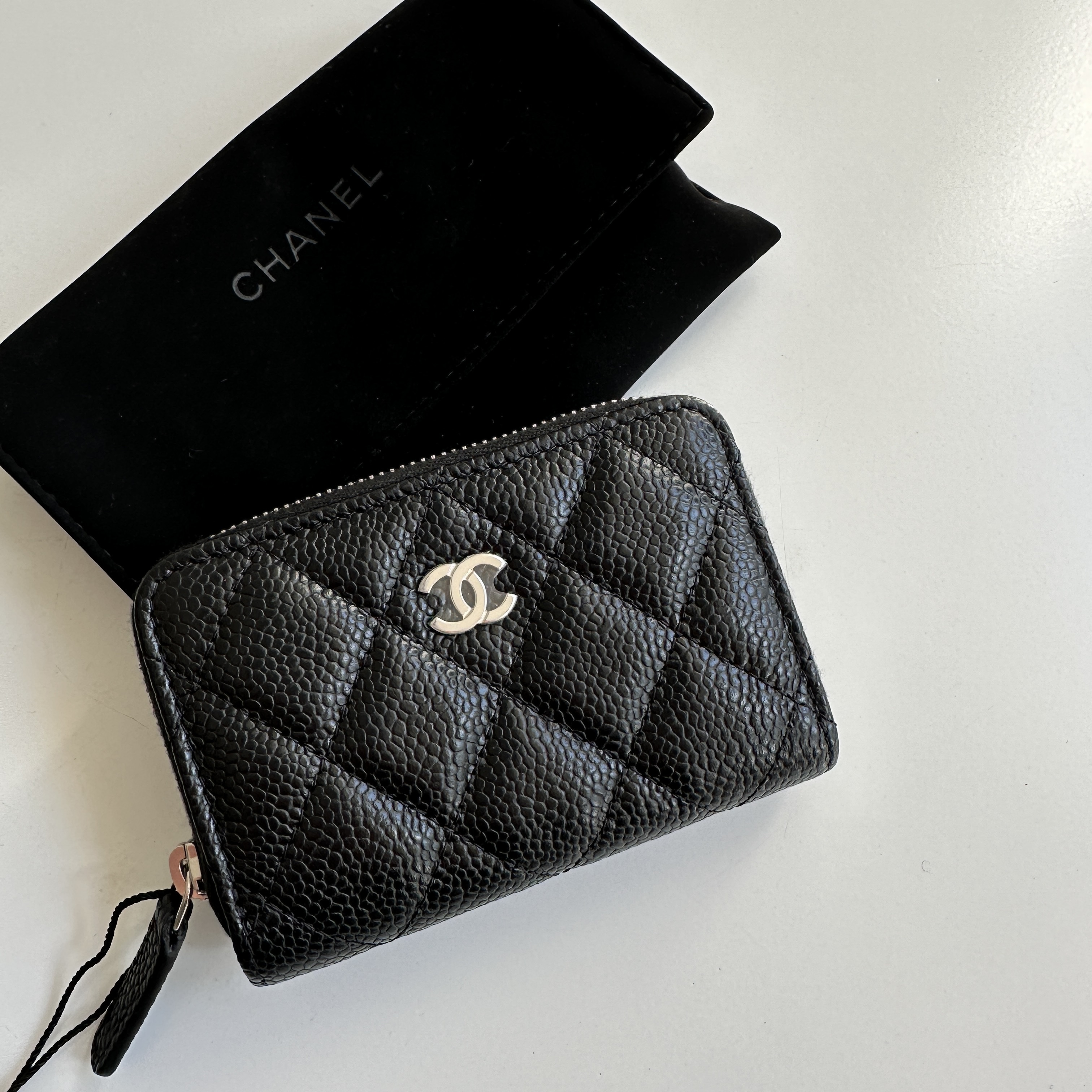 Chanel Classic Zipped Coin Purse Grained Calfskin & Silver Black 착용 스타일 - 3