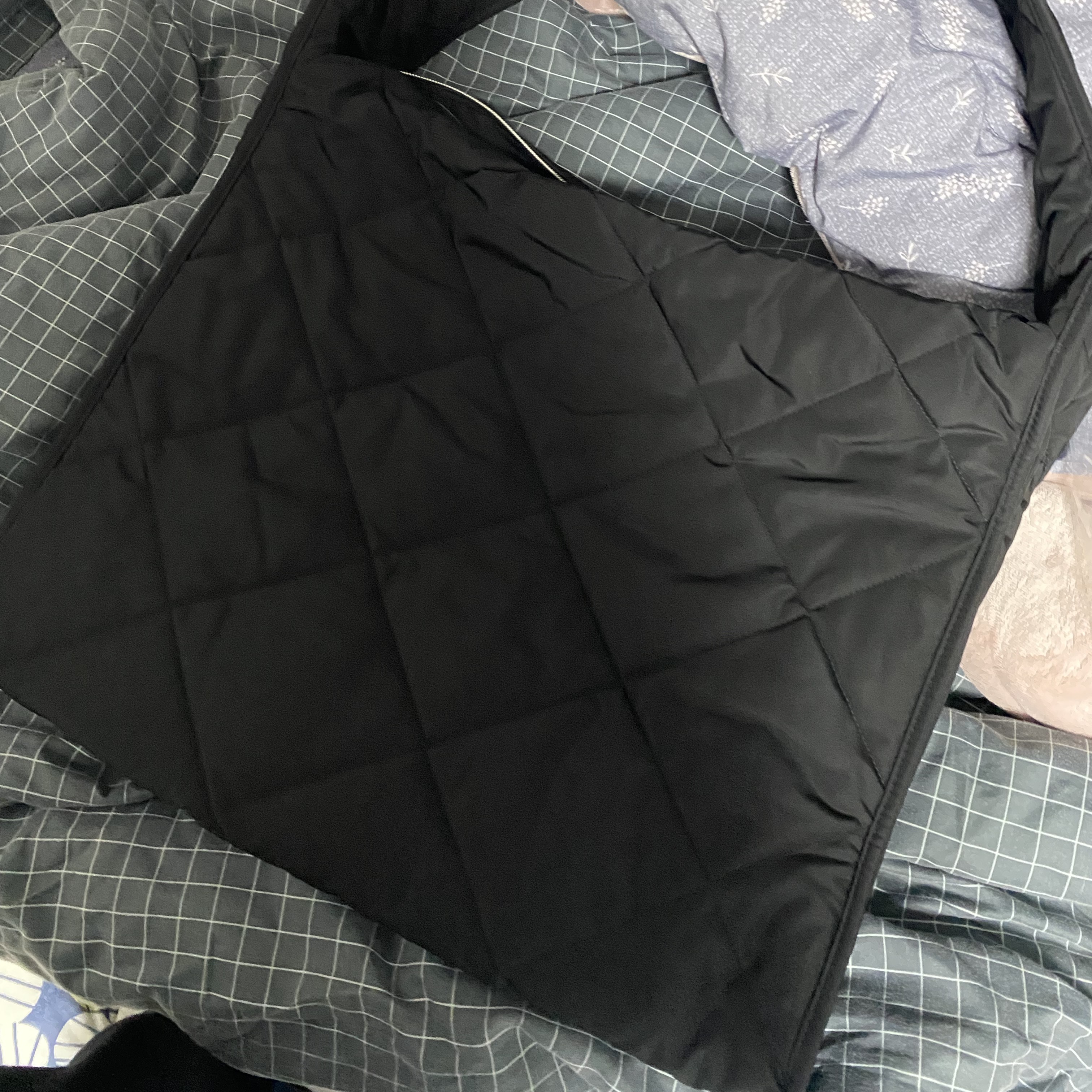 COS Diamond Quilted Oversized Shoulder Bag Black 착용 스타일 - 2