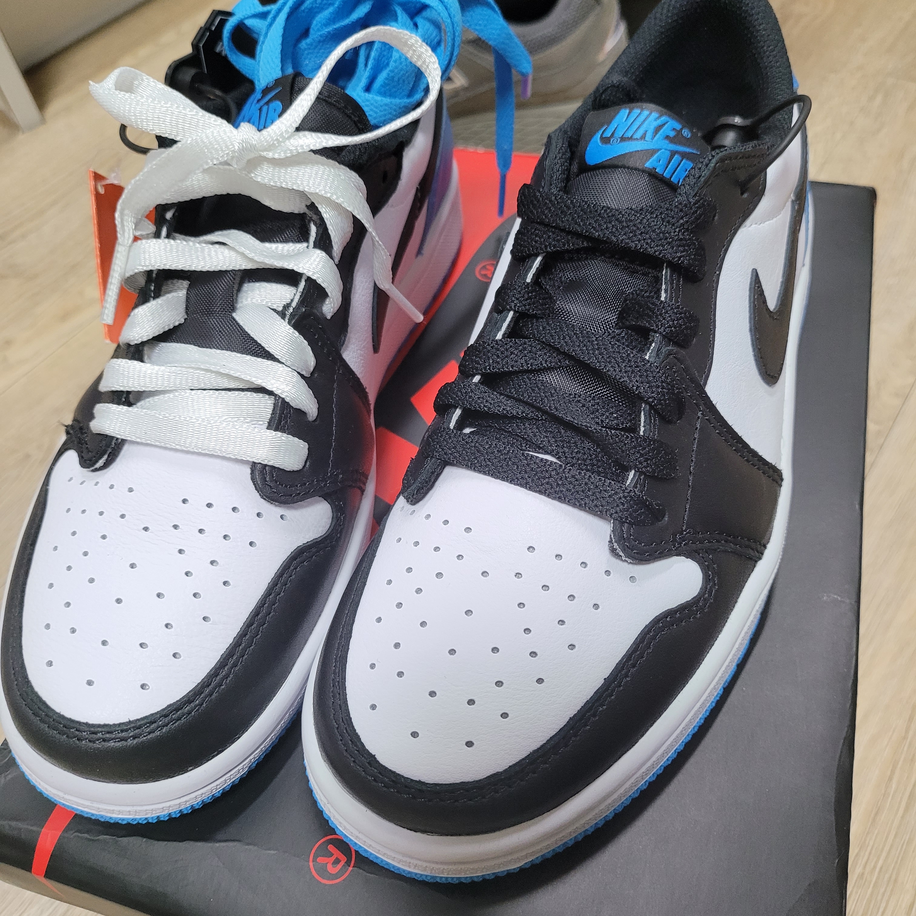 (W) Jordan 1 Retro Low OG Black and Dark Powder Blue 착용 스타일 - 2