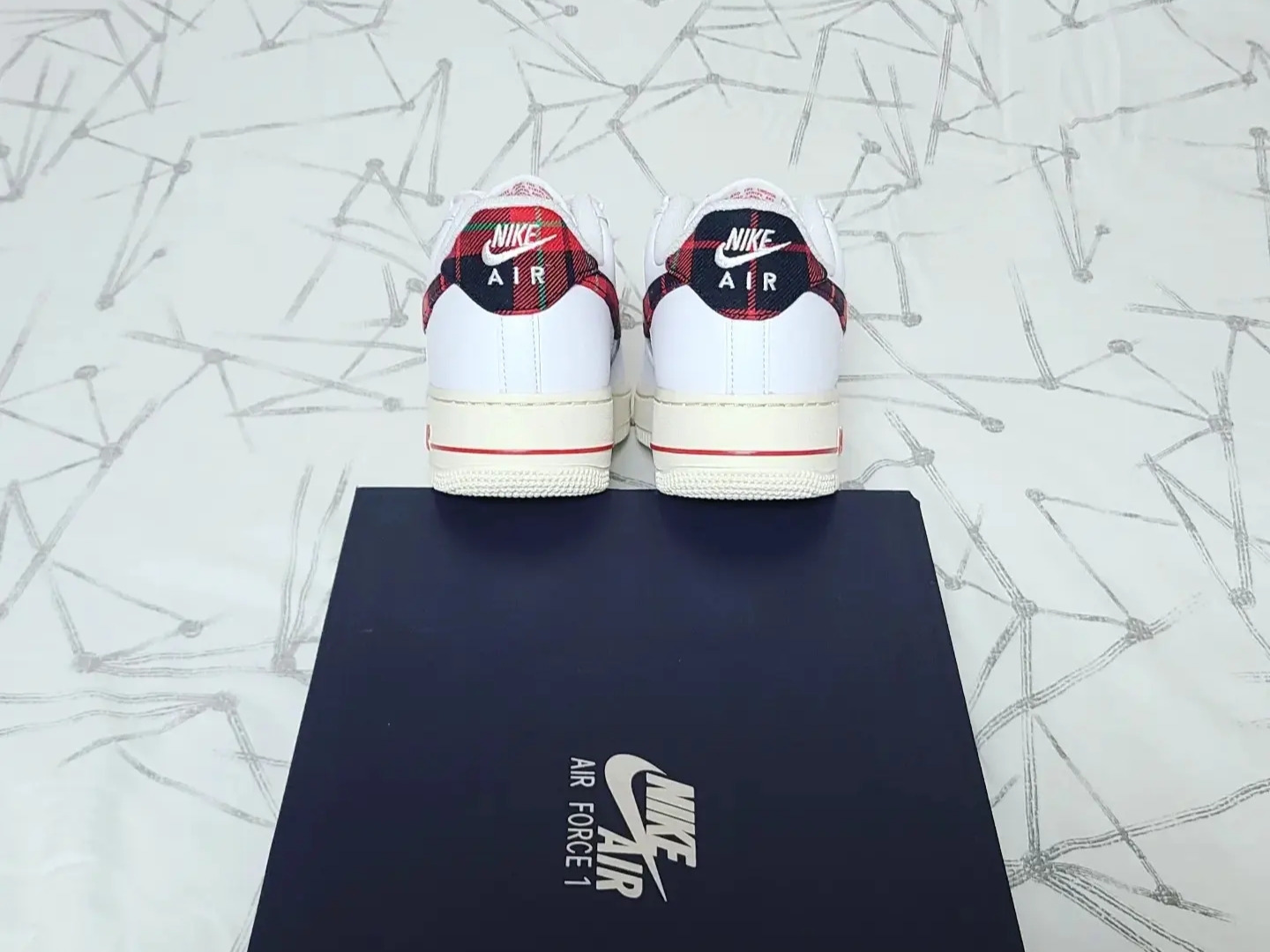 Nike Air Force 1 Low University Red Stadium Green 착용 스타일 - 5