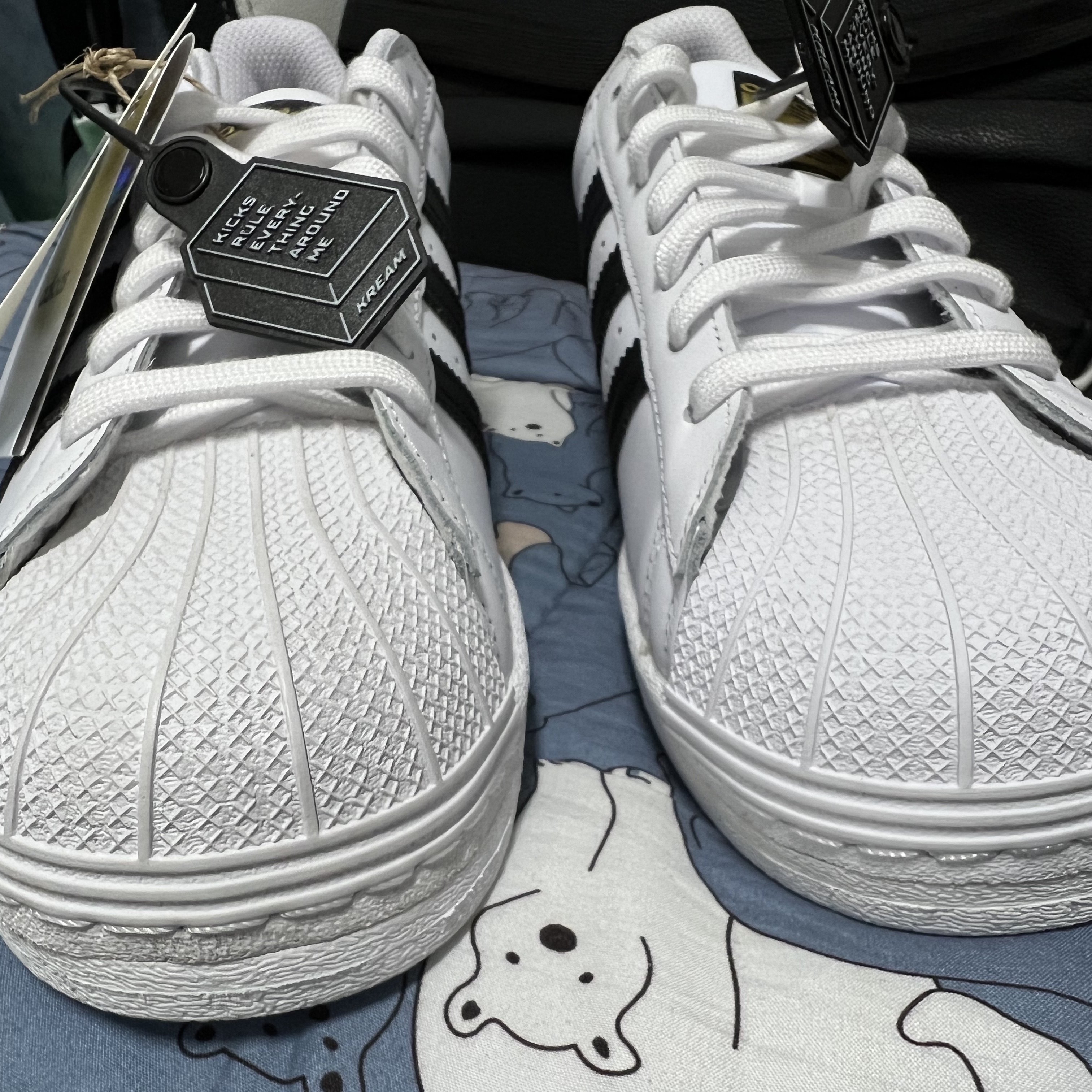 Adidas Superstar White Black 착용 스타일 - 1