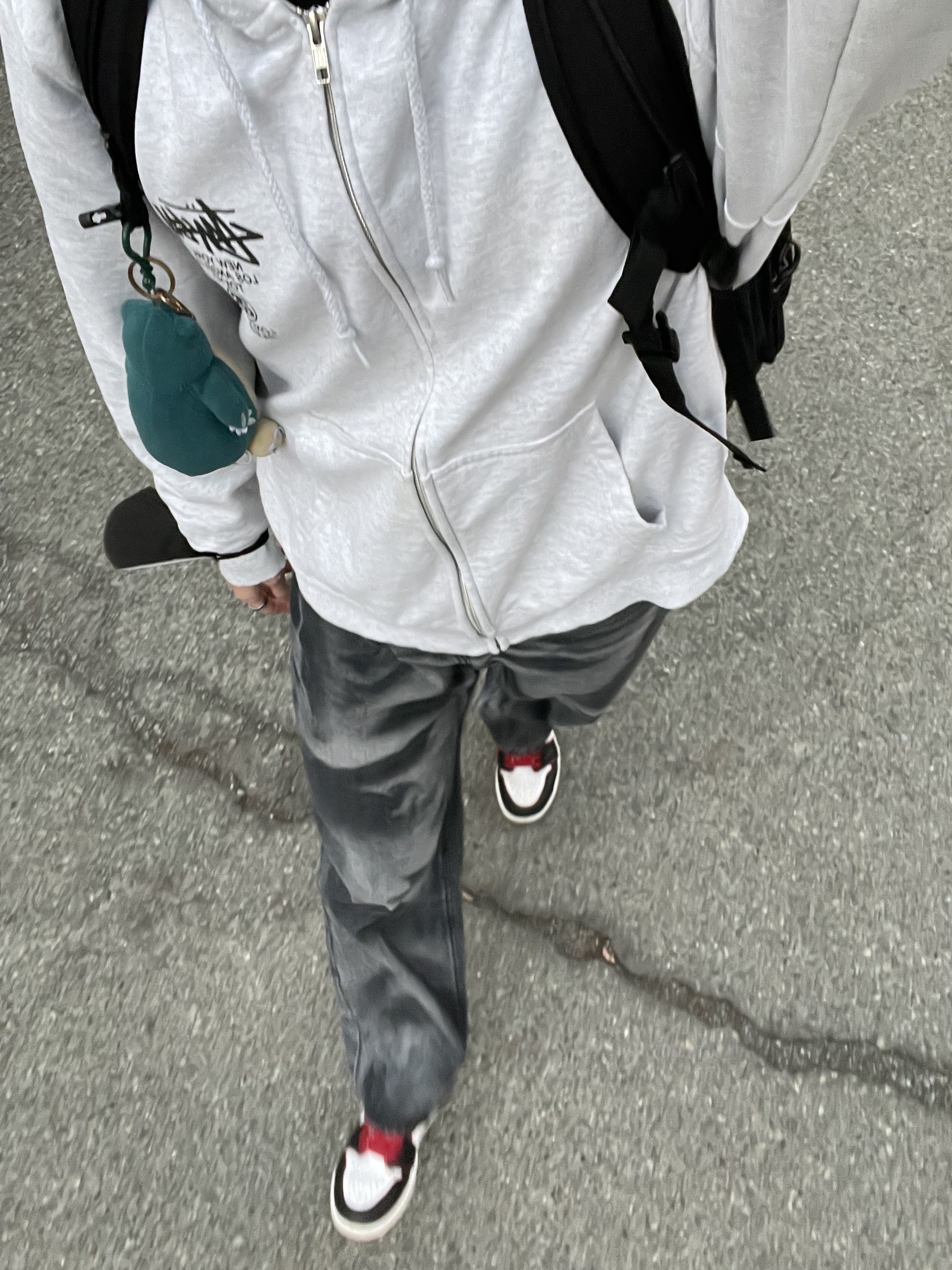 Stussy World Tour Zip Hoodie Ash Heather 2022, Jordan 1 Retro High OG Bloodline 착용 스타일 - 2