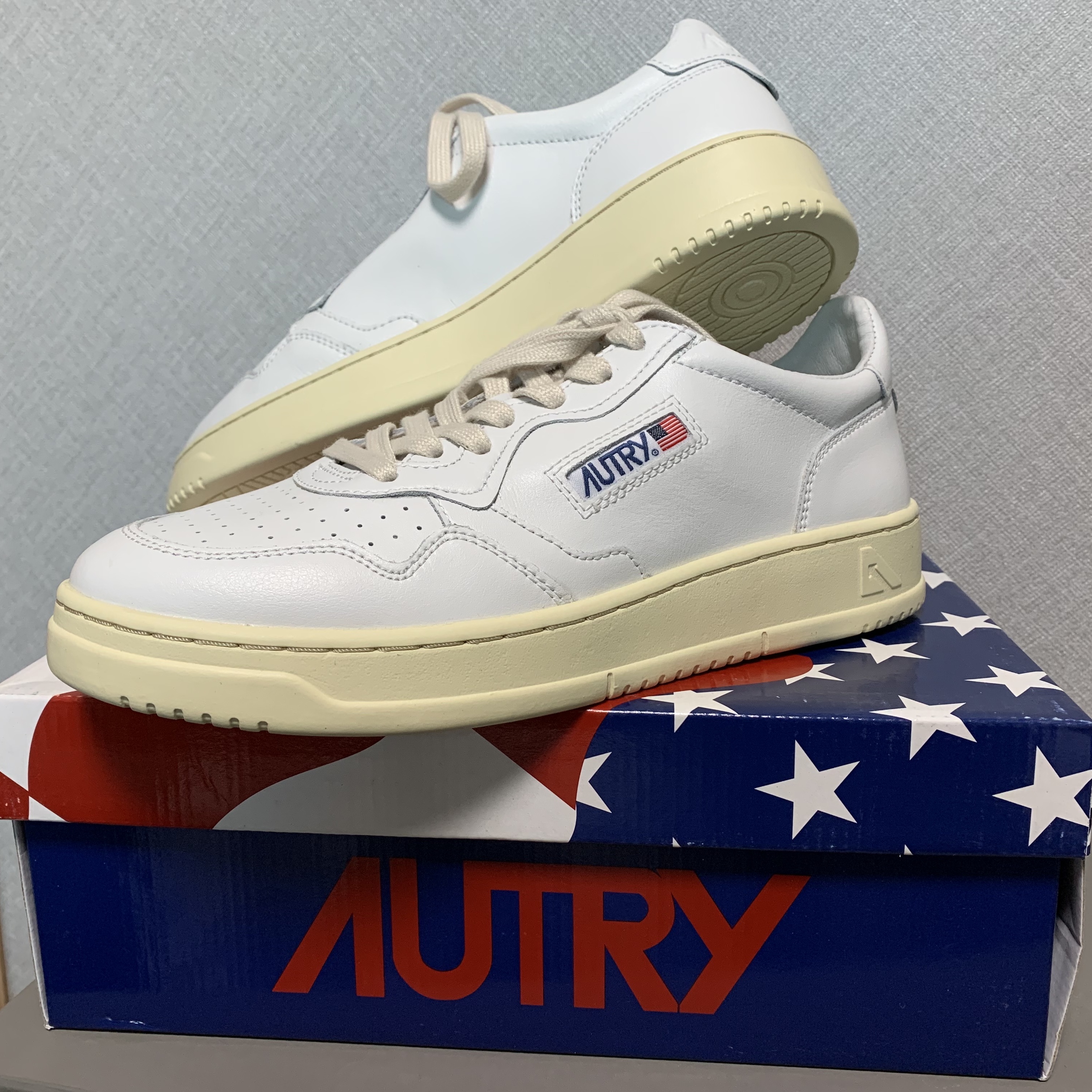 Autry Medalist Low Leather Sneakers White 착용 스타일 - 2