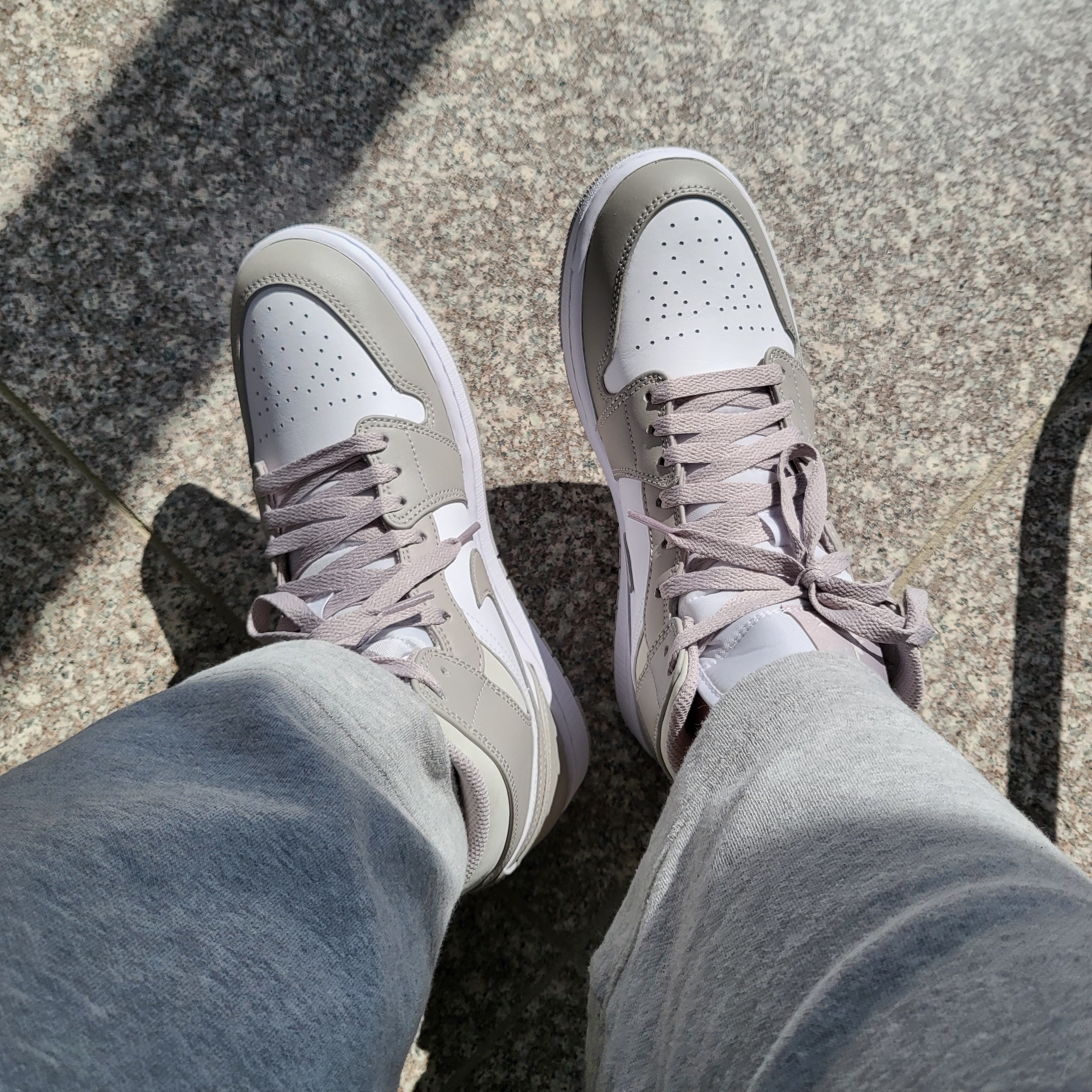 Jordan 1 Mid College Grey 착용 스타일