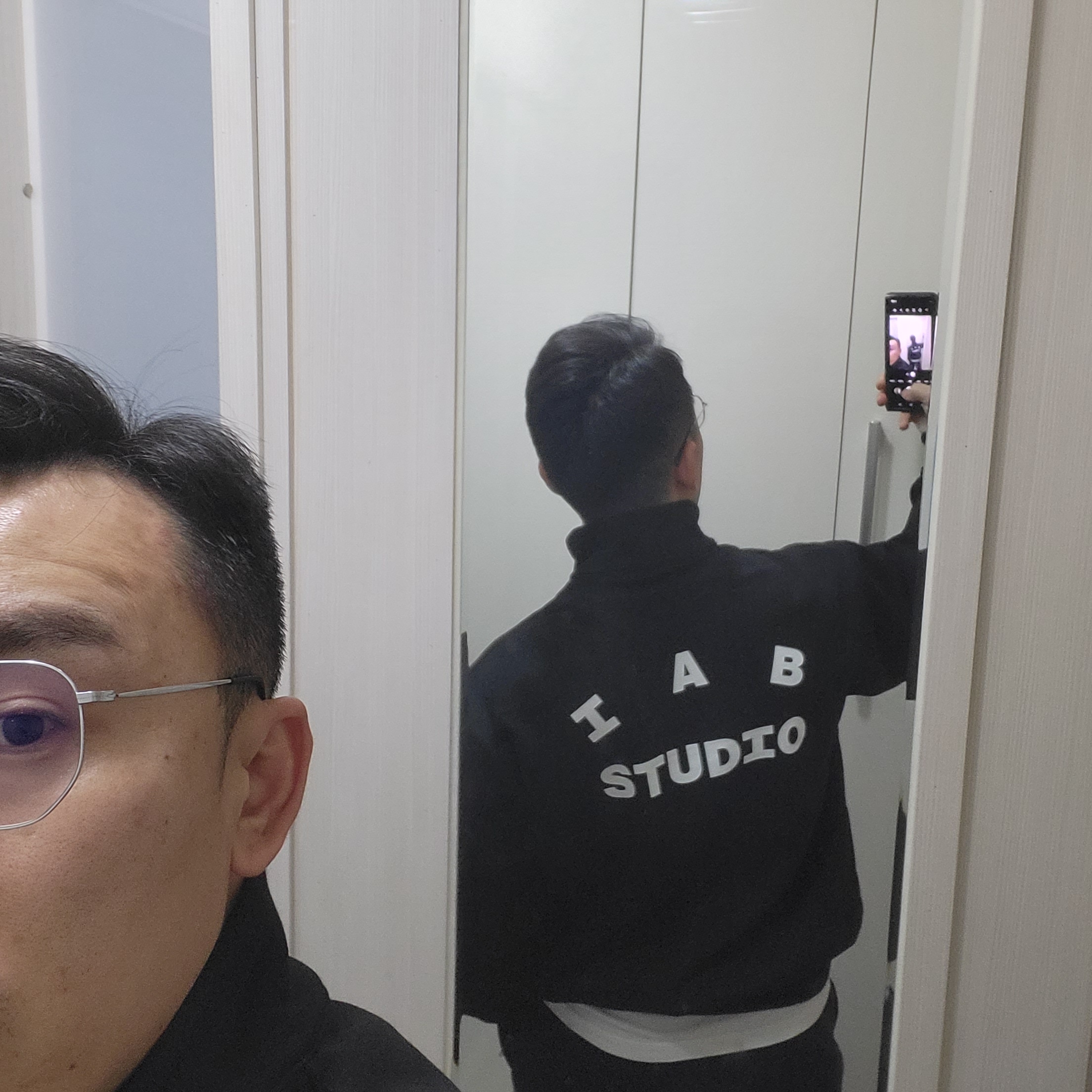 IAB Studio Half Zip-Up Black White 착용 스타일 - 3
