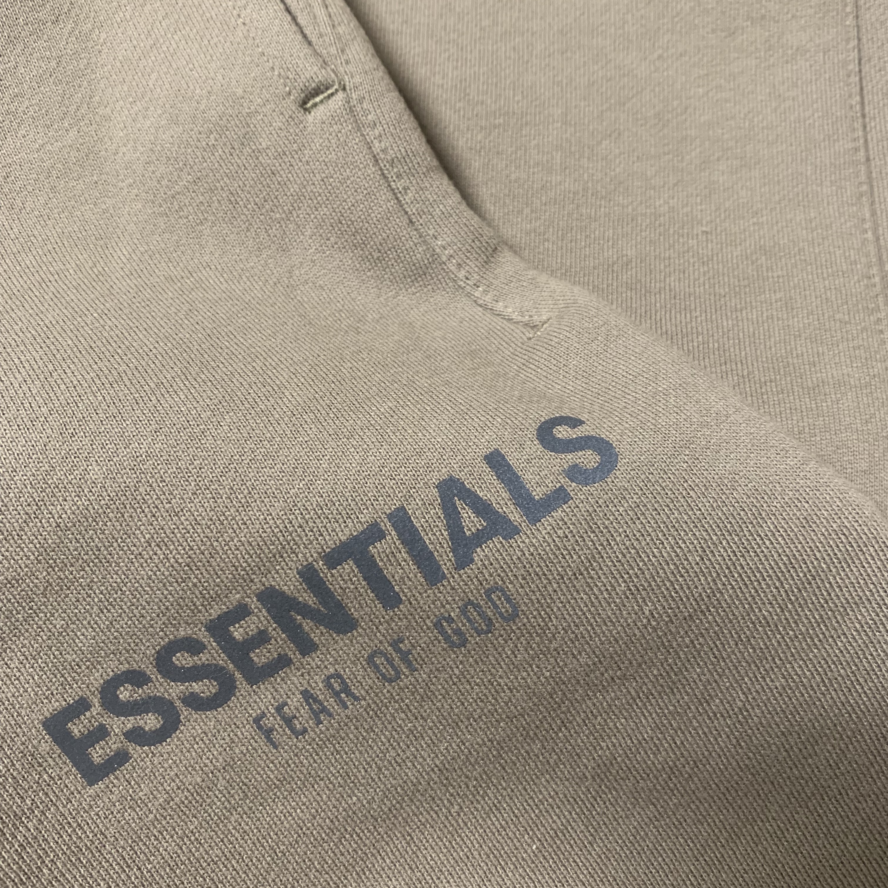 Essentials Sweatshorts Taupe - 21SS 착용 스타일 - 1