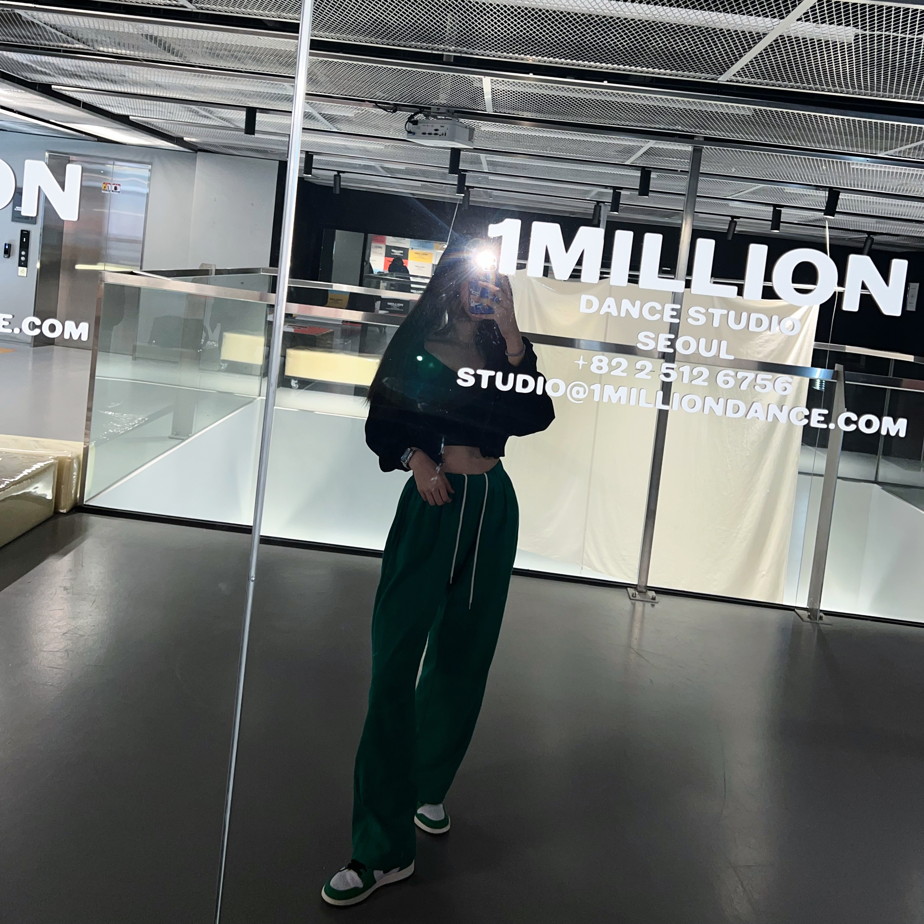 Casetify x Ader Error iPhone Tube Magsafe Case Blue, (W) Jordan 1 Retro High OG Lucky Green 착용 스타일 - 1