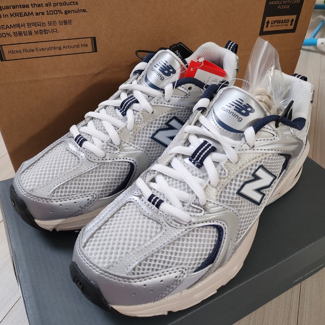 New Balance 530 Steel Grey 착용 스타일 - 1