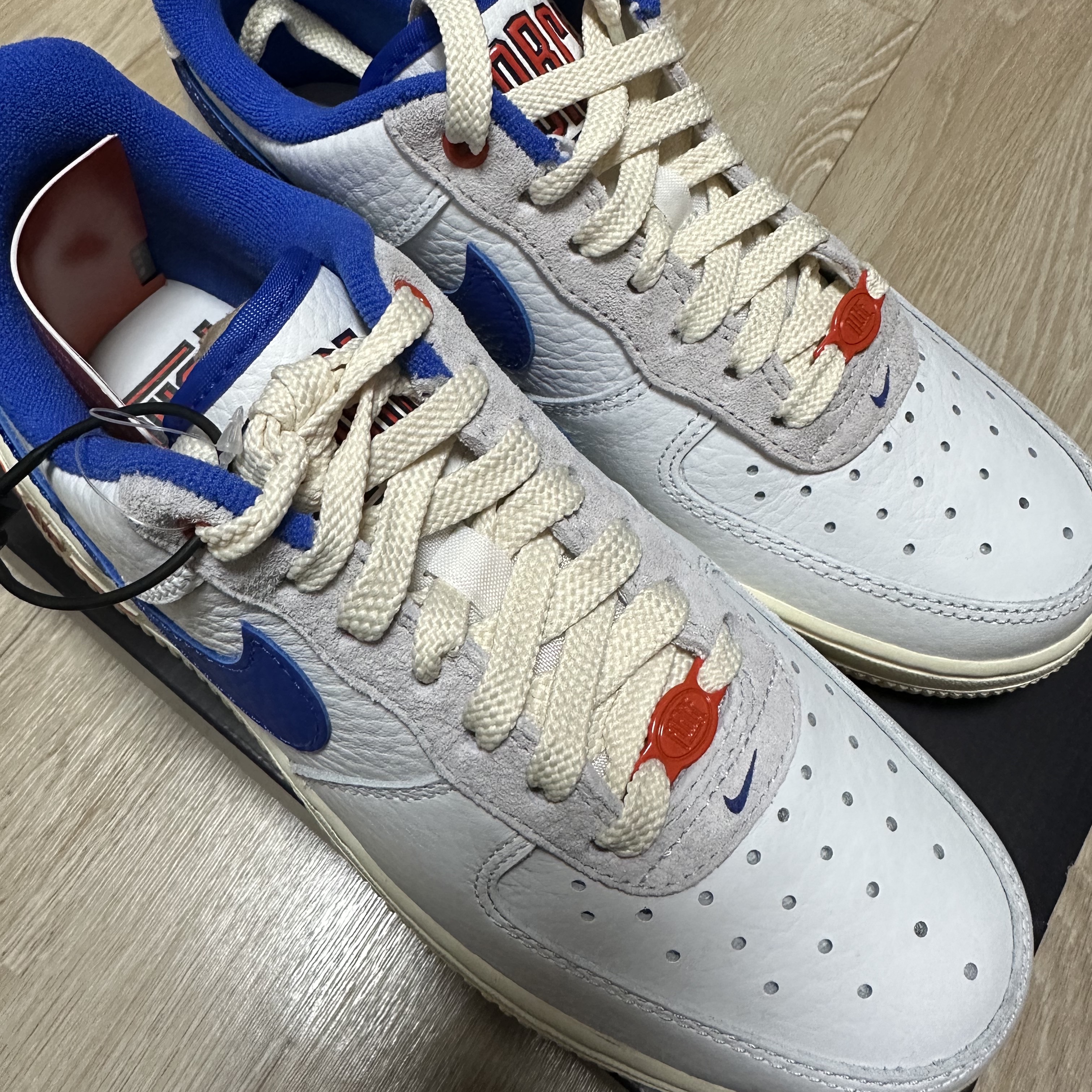 (W) Nike Air Force 1 '07 LX University Blue and Summit White 착용 스타일 - 1