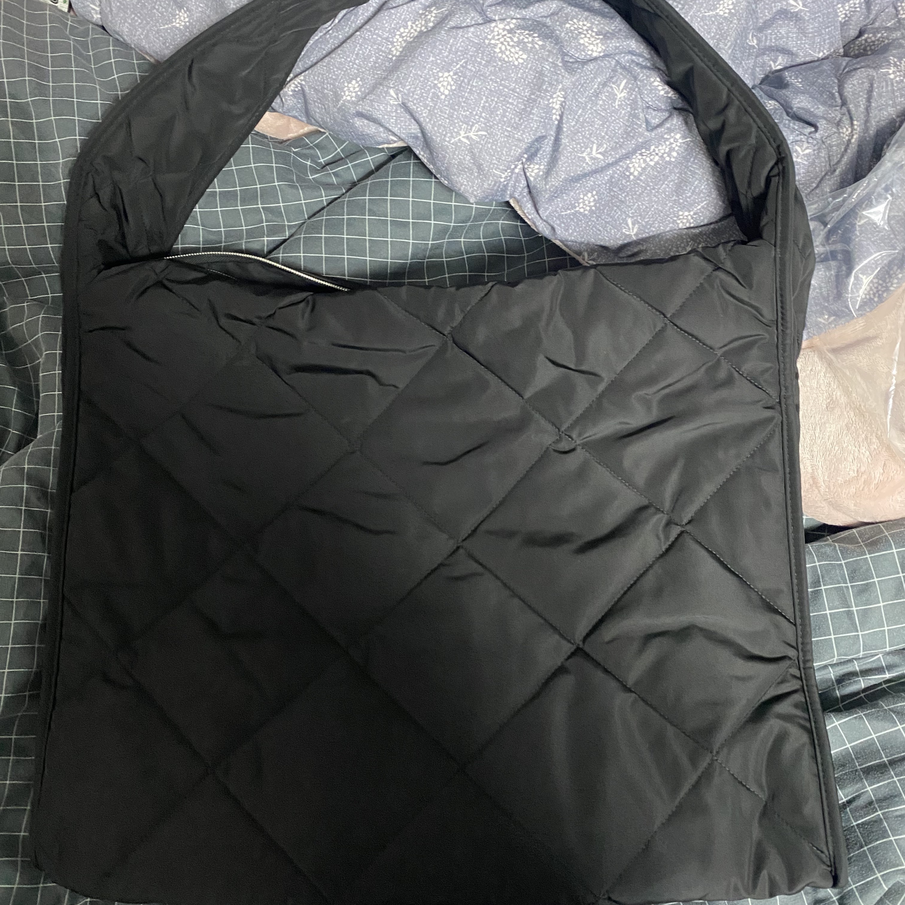 COS Diamond Quilted Oversized Shoulder Bag Black 착용 스타일 - 1