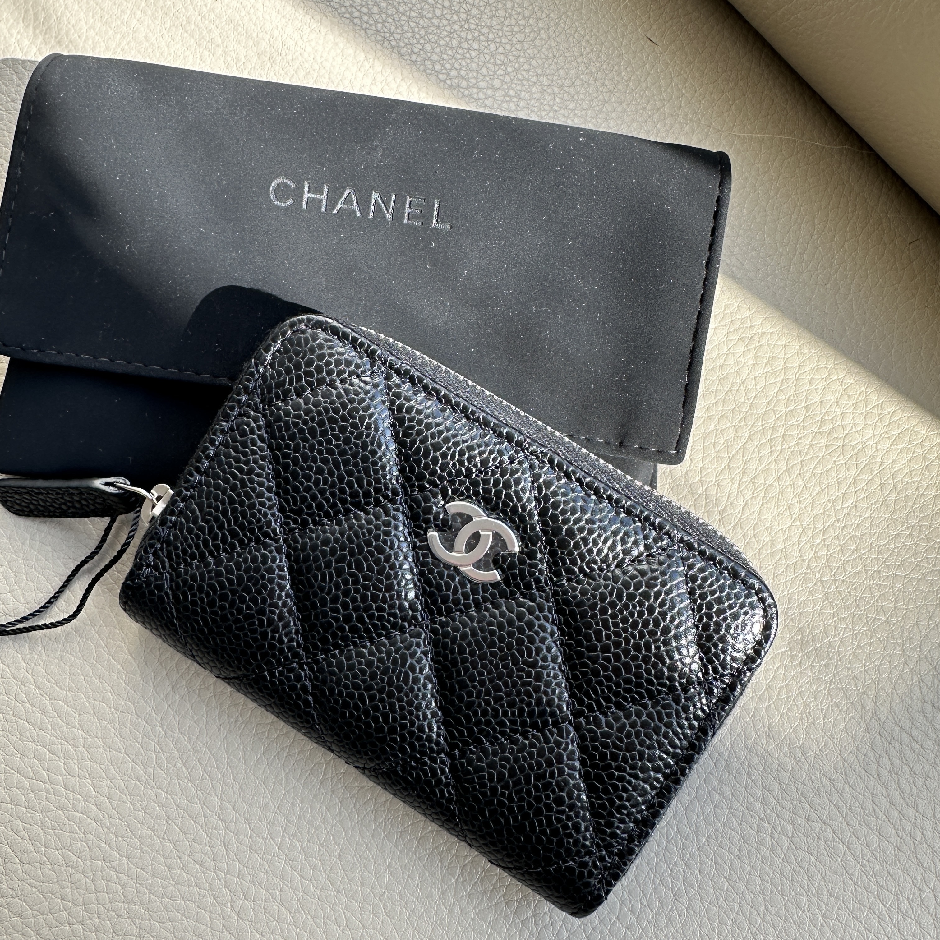 Chanel Classic Zipped Coin Purse Grained Calfskin & Silver Black 착용 스타일 - 2