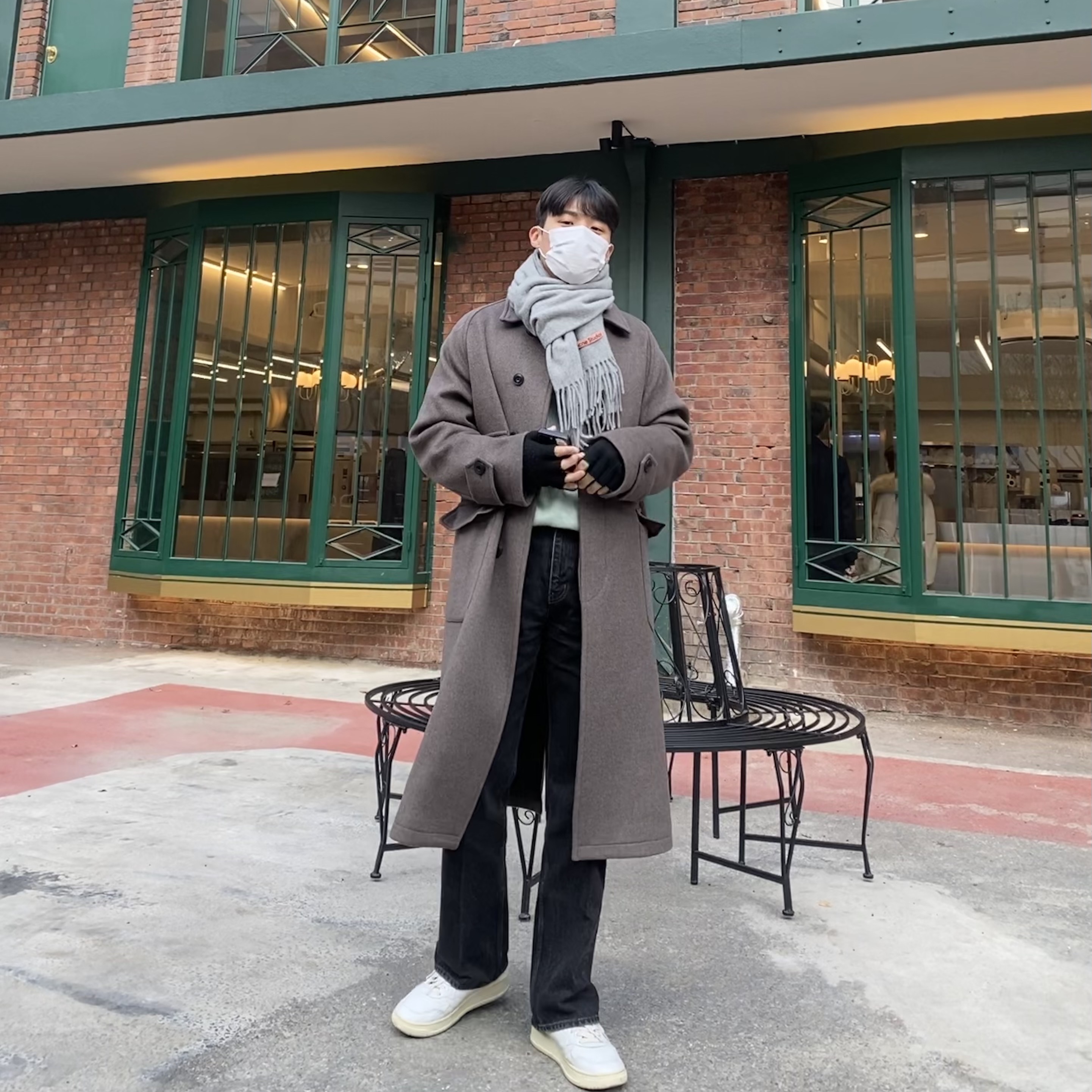 Autry Medalist Low Goatskin Sneakers White, Acne Studios Narrow Wool Fringe Muffler Grey Melange 착용 스타일