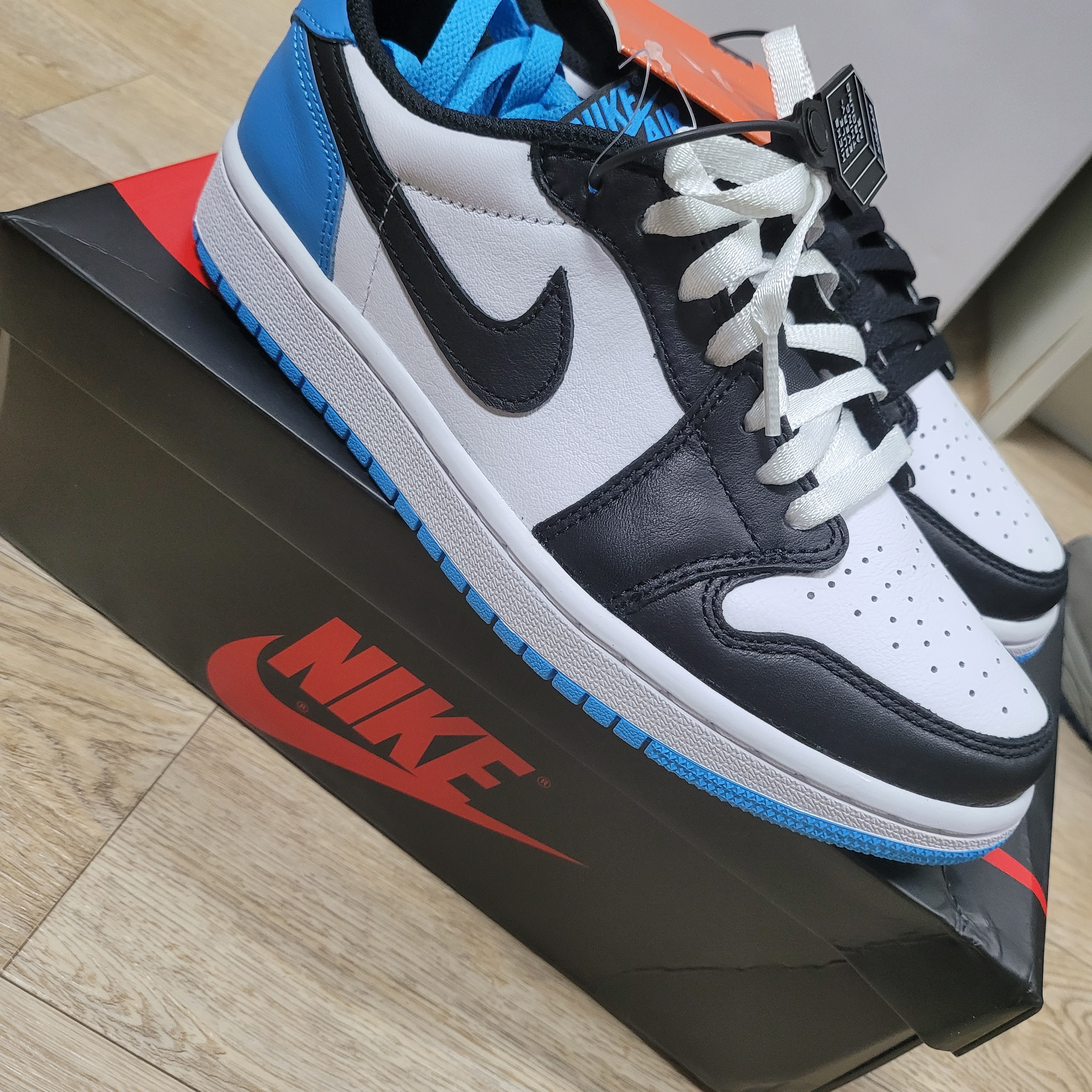 (W) Jordan 1 Retro Low OG Black and Dark Powder Blue 착용 스타일 - 1