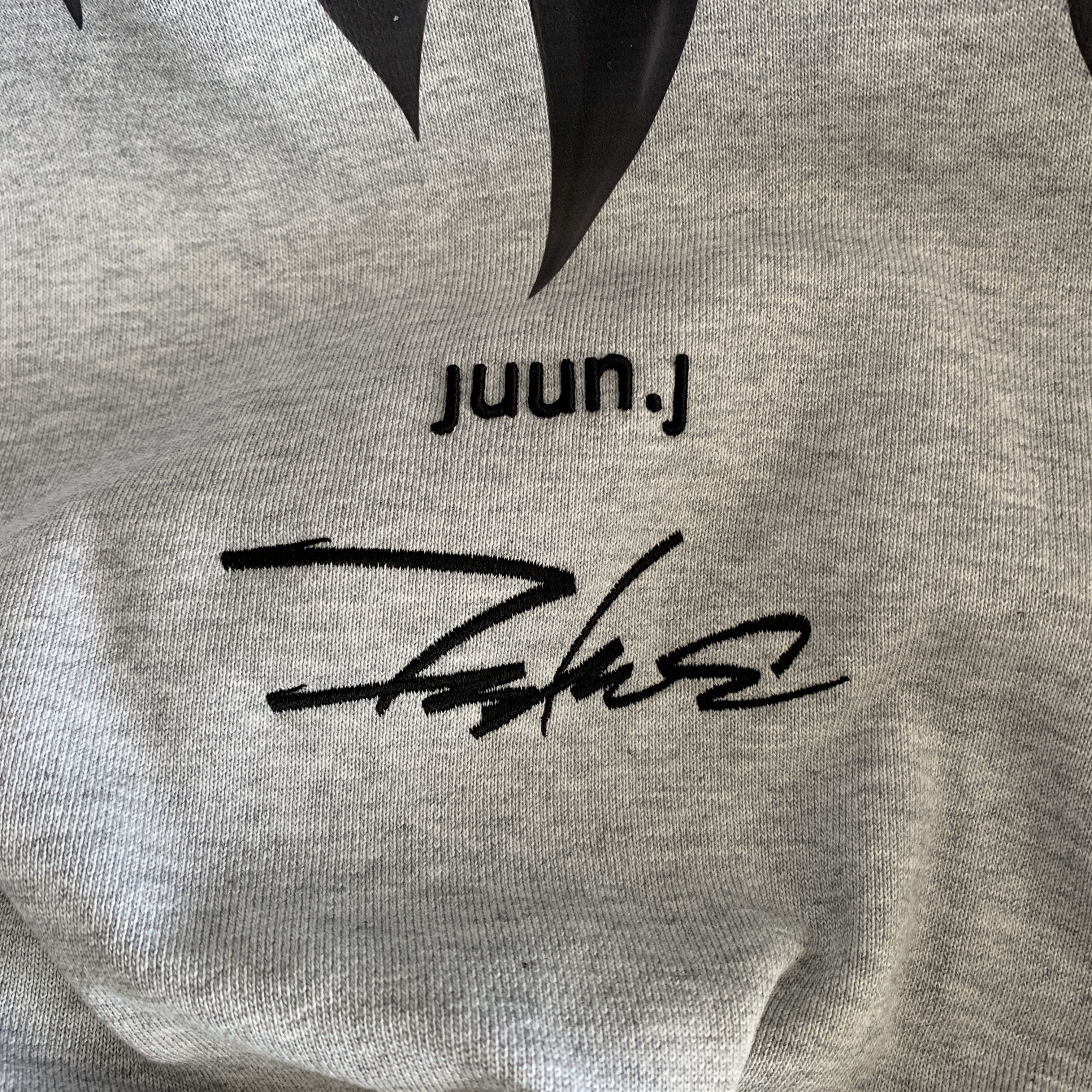 Juun.J x Hybe Insight x Futura Signature Oversized Hooded Sweatshirt Grey 착용 스타일 - 3