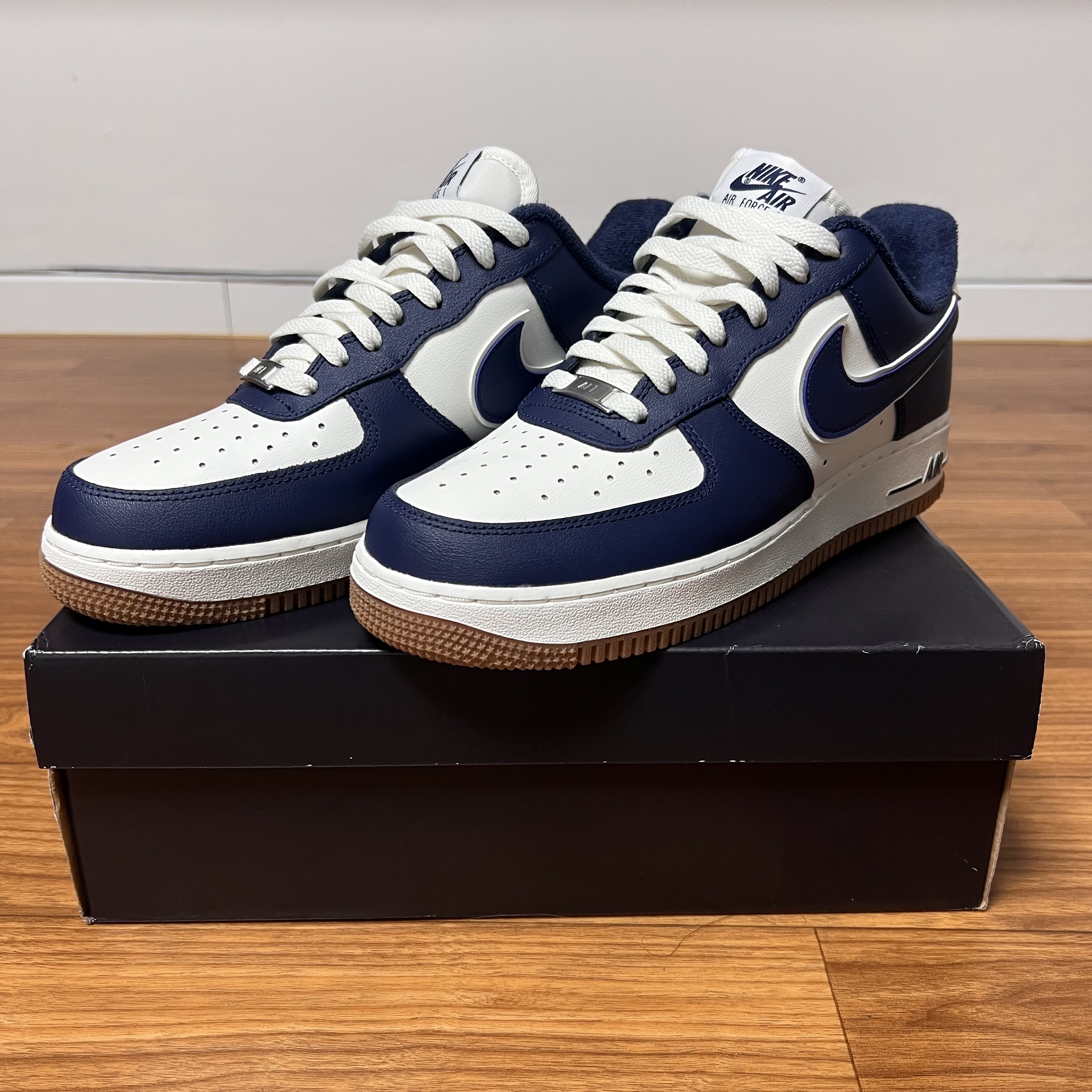 Nike Air Force 1 '07 LV8 Midnight Navy 착용 스타일 - 1