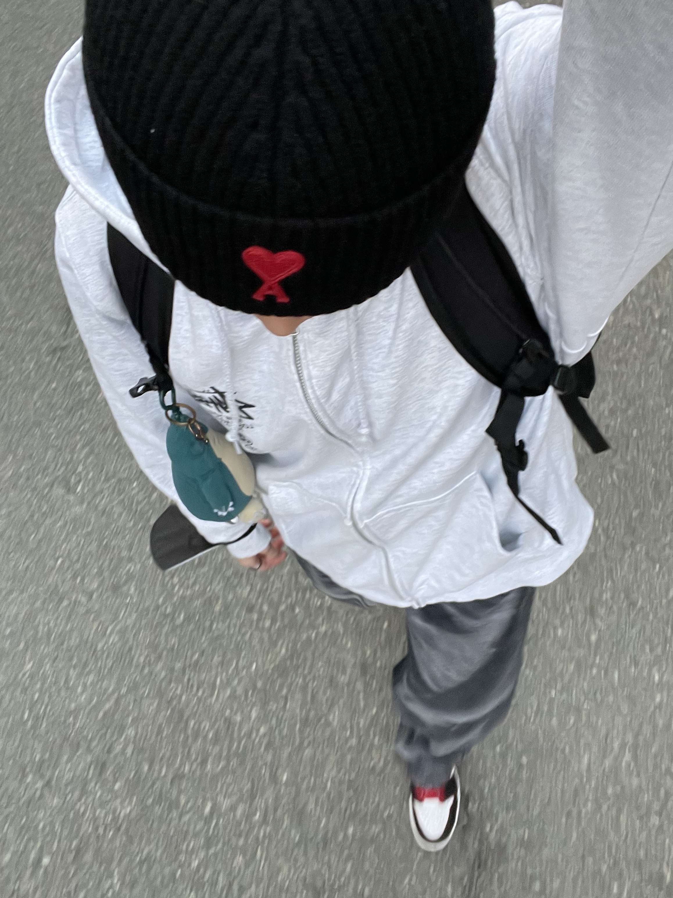 Stussy World Tour Zip Hoodie Ash Heather 2022, Jordan 1 Retro High OG Bloodline 착용 스타일 - 3