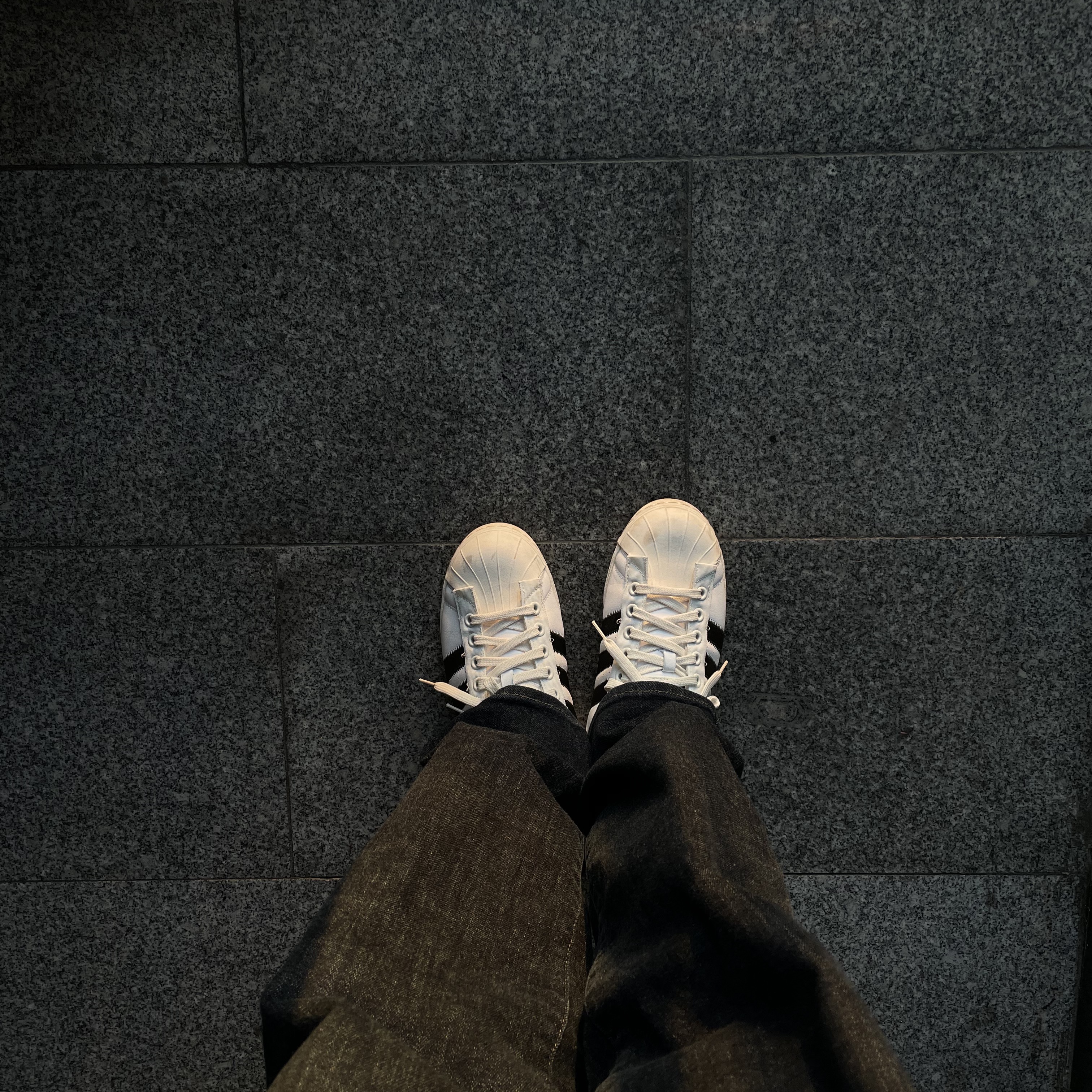 Adidas x Parley Superstar White 착용 스타일 - 2