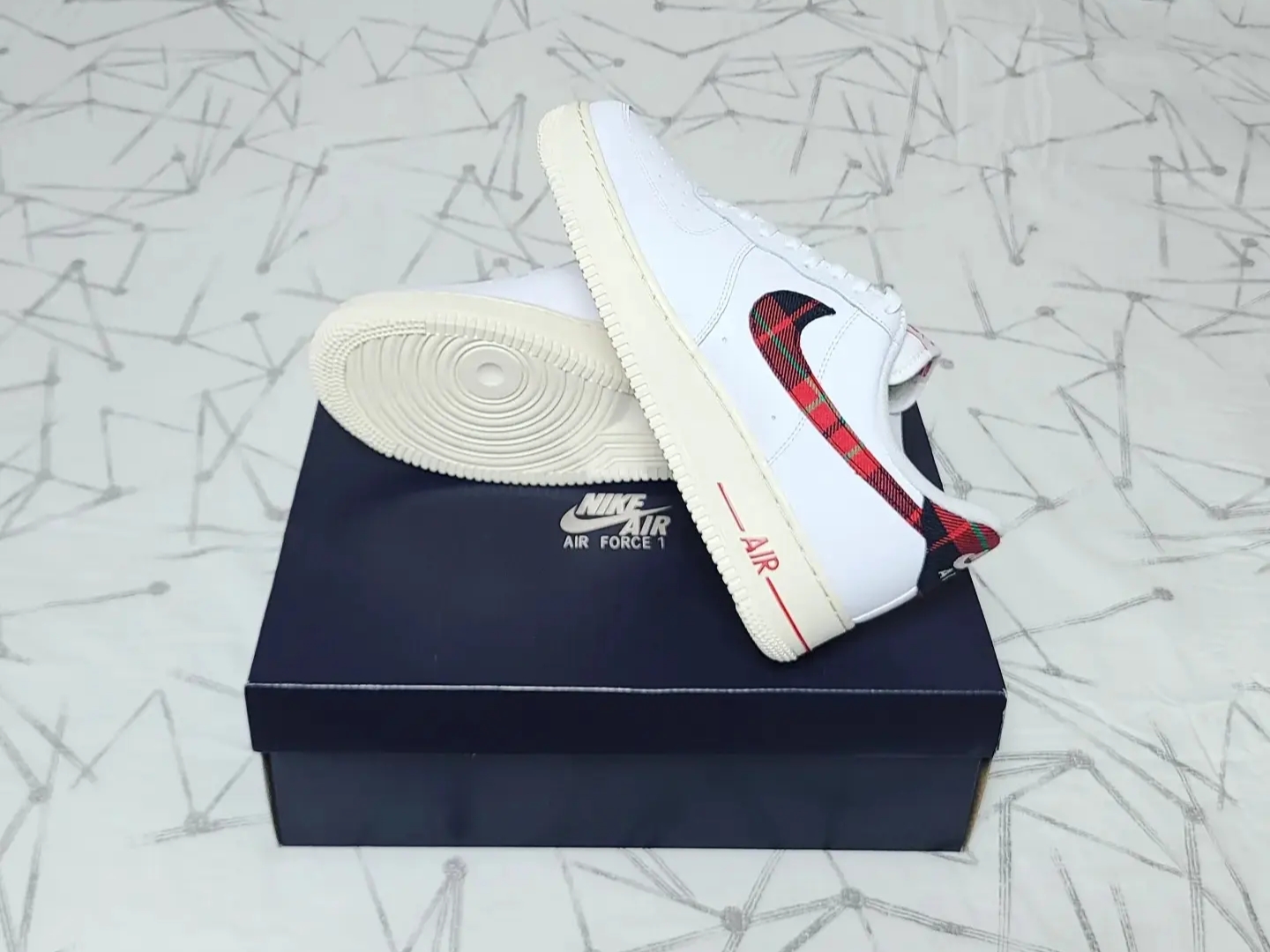Nike Air Force 1 Low University Red Stadium Green 착용 스타일 - 4