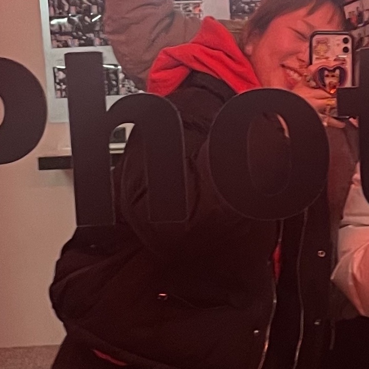 Yeezy Gap Hoodie Red 착용 스타일