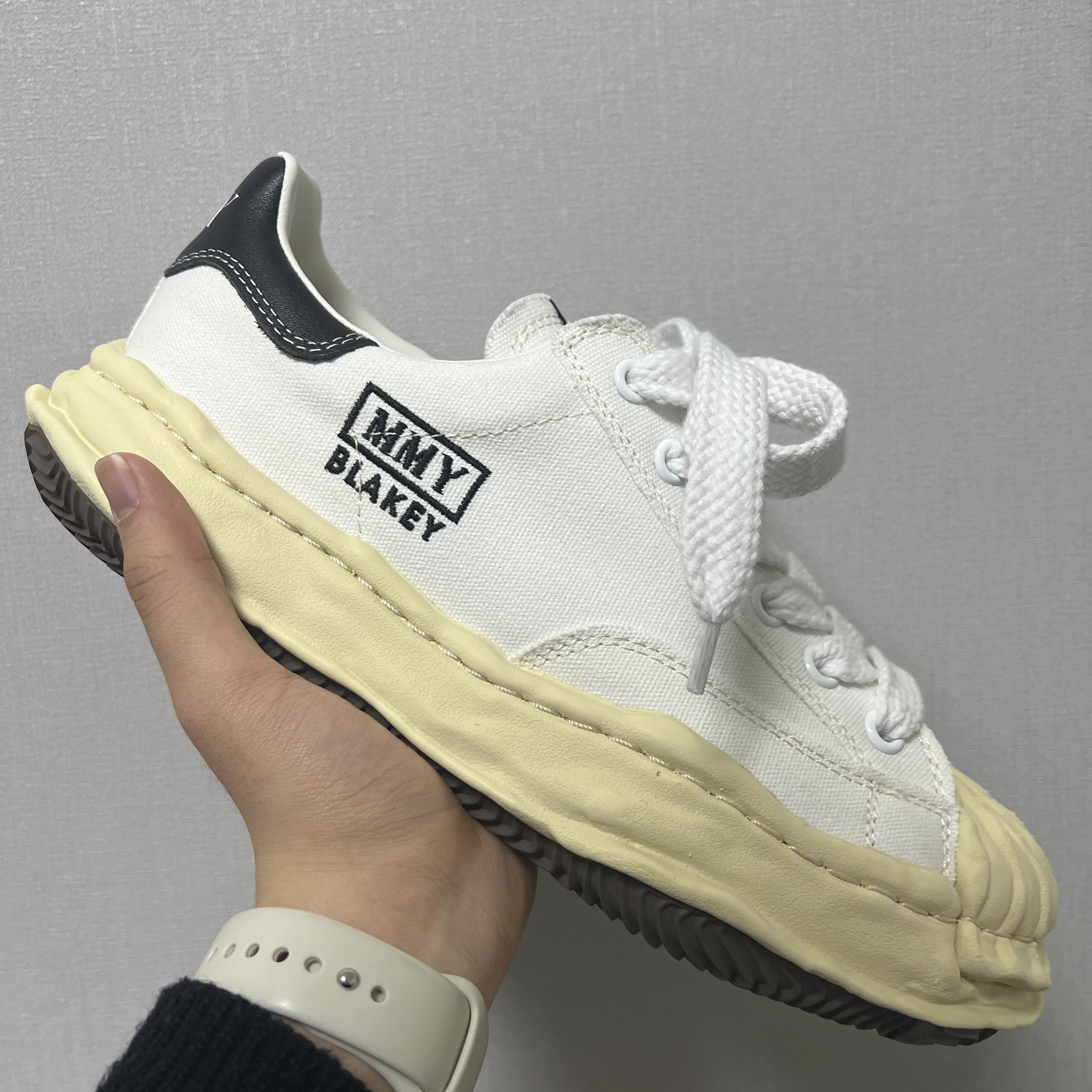 Maison Mihara Yasuhiro Blakey VL OG Sole Canvas Low-top Sneakers White 착용 스타일