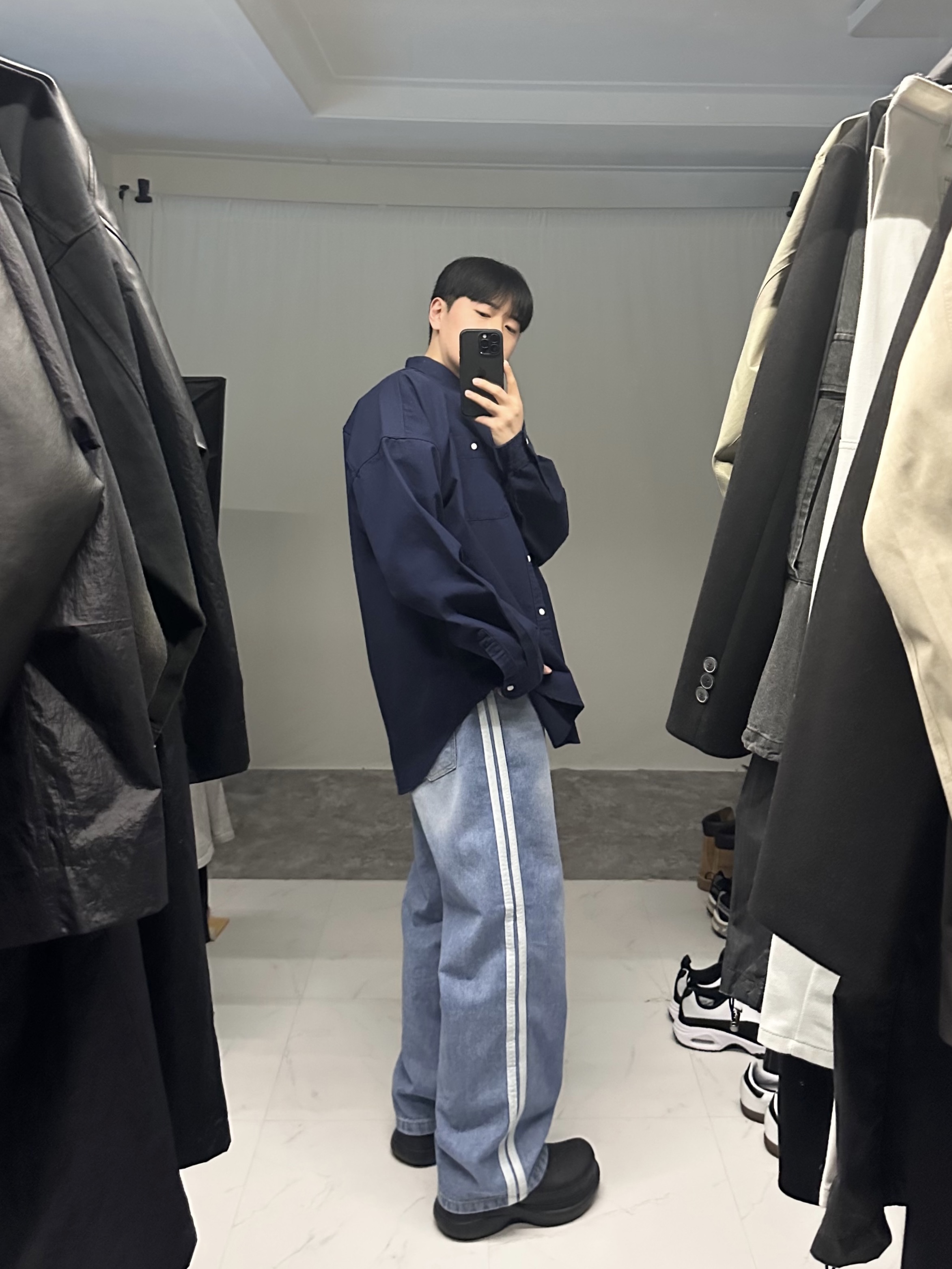Balenciaga x Crocs Rubber Boot Black 착용 스타일 - 3