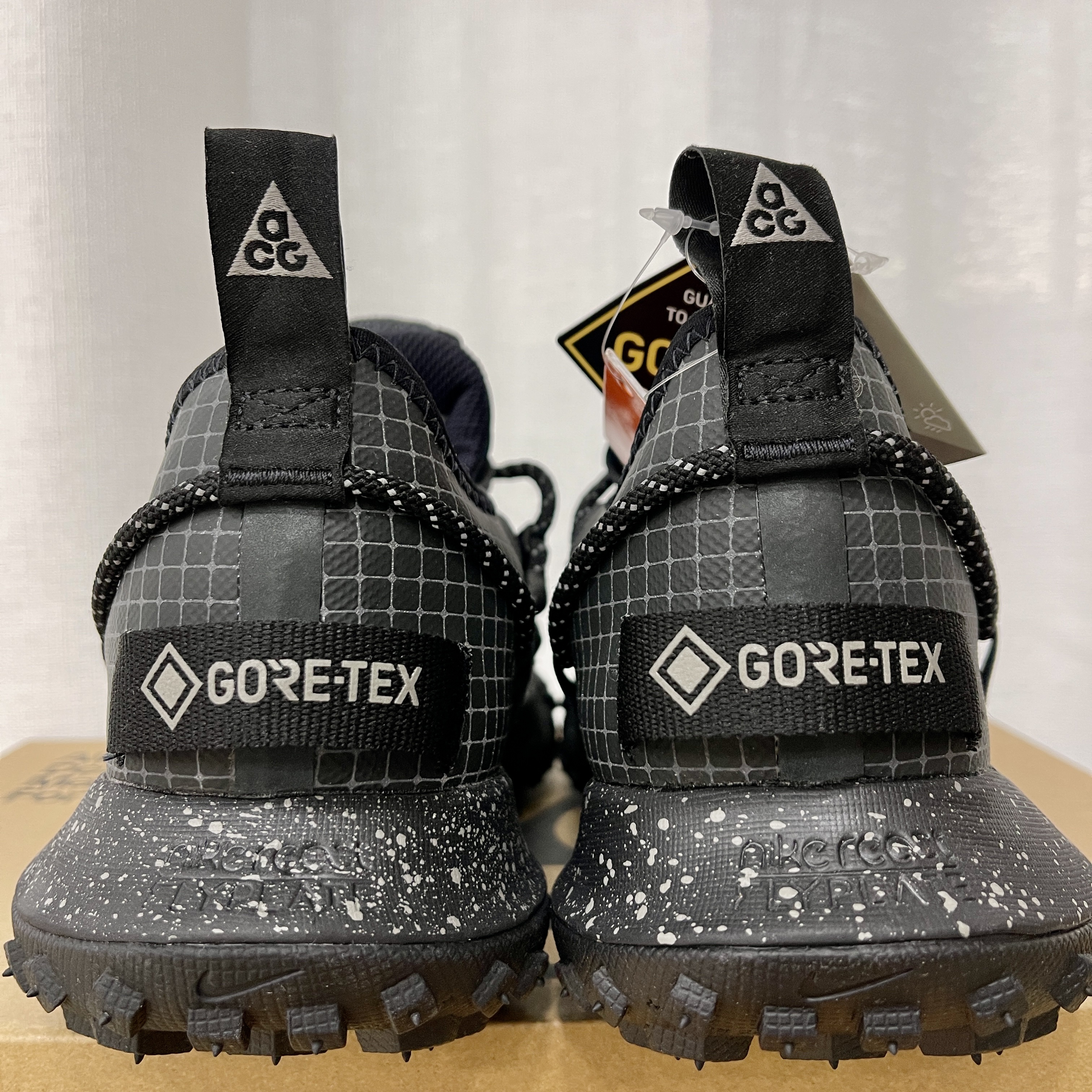 Nike ACG Mountain Fly Low Gore-Tex SE Dark Smoke Grey 착용 스타일 - 3