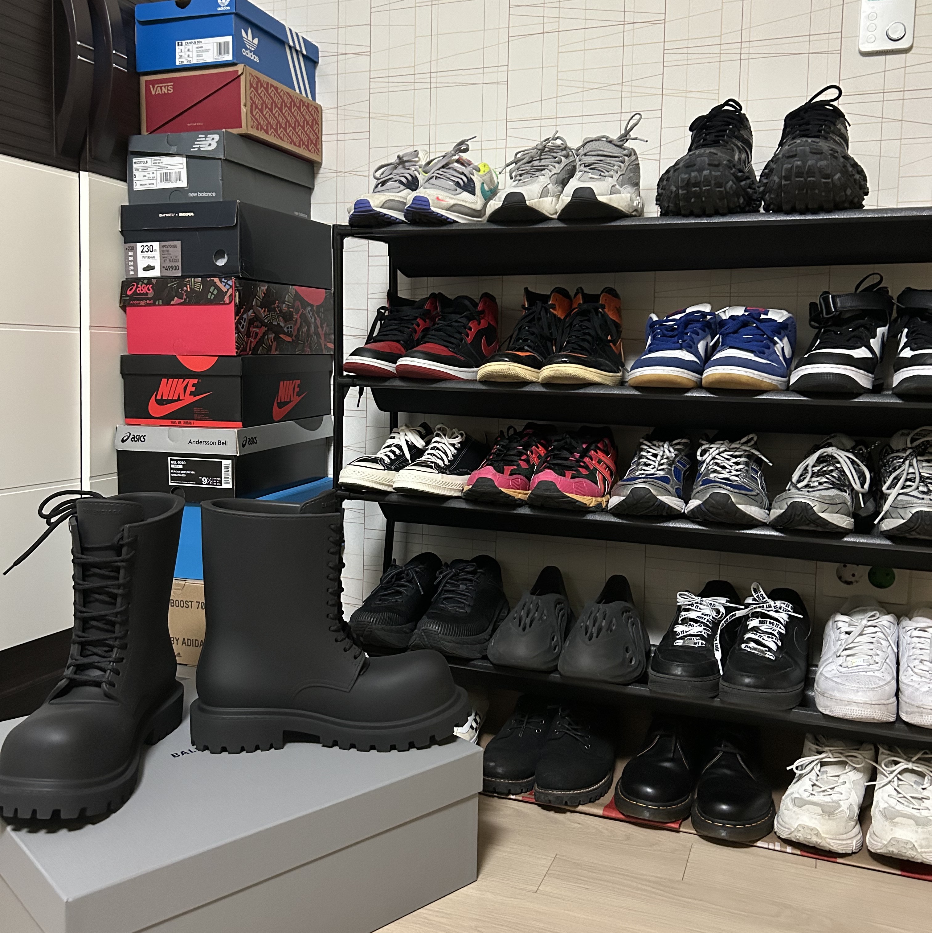 Balenciaga XL Army Boots Full Eva Black 착용 스타일 - 3