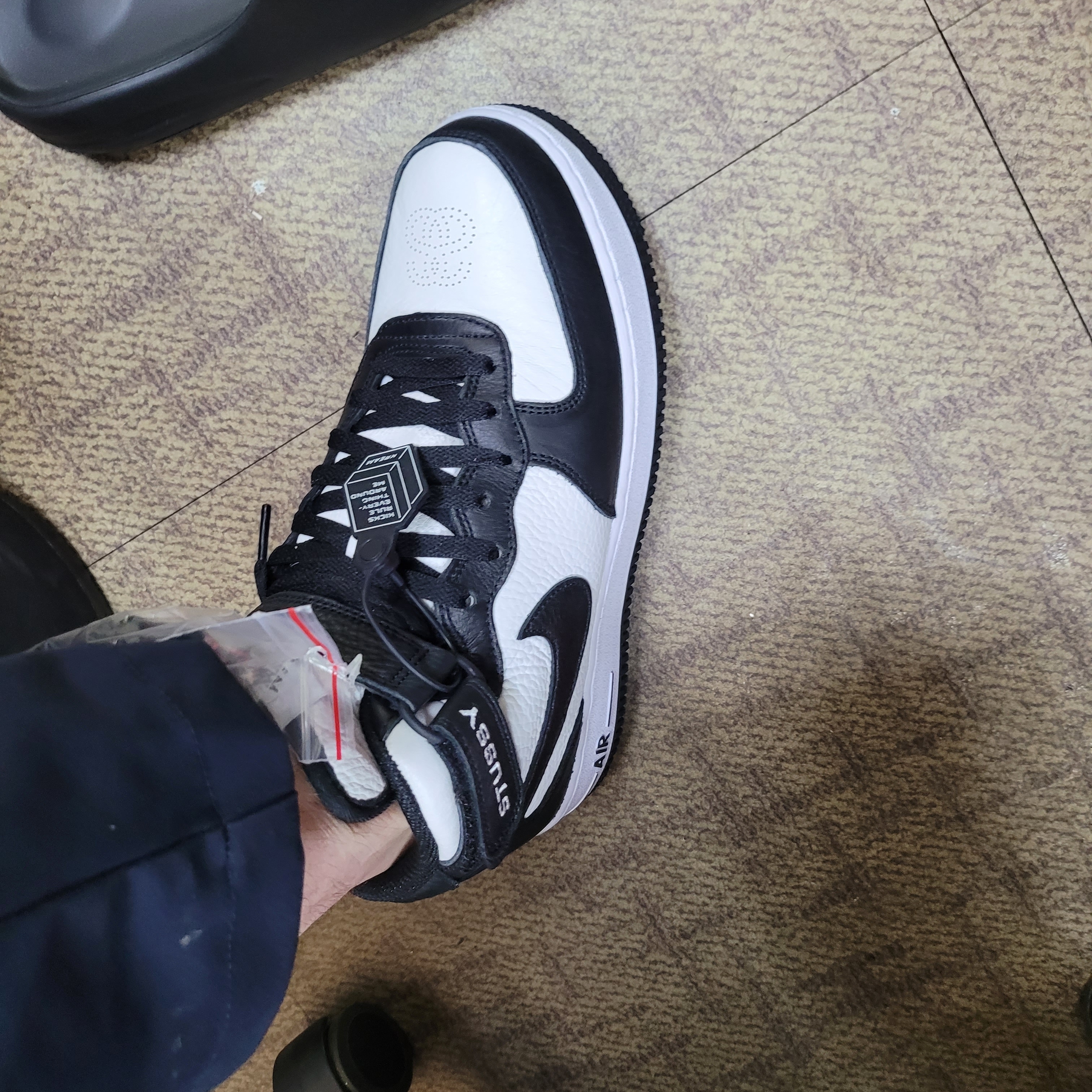 Nike x Stussy Air Force 1 '07 Mid SP Black and Light Bone 착용 스타일