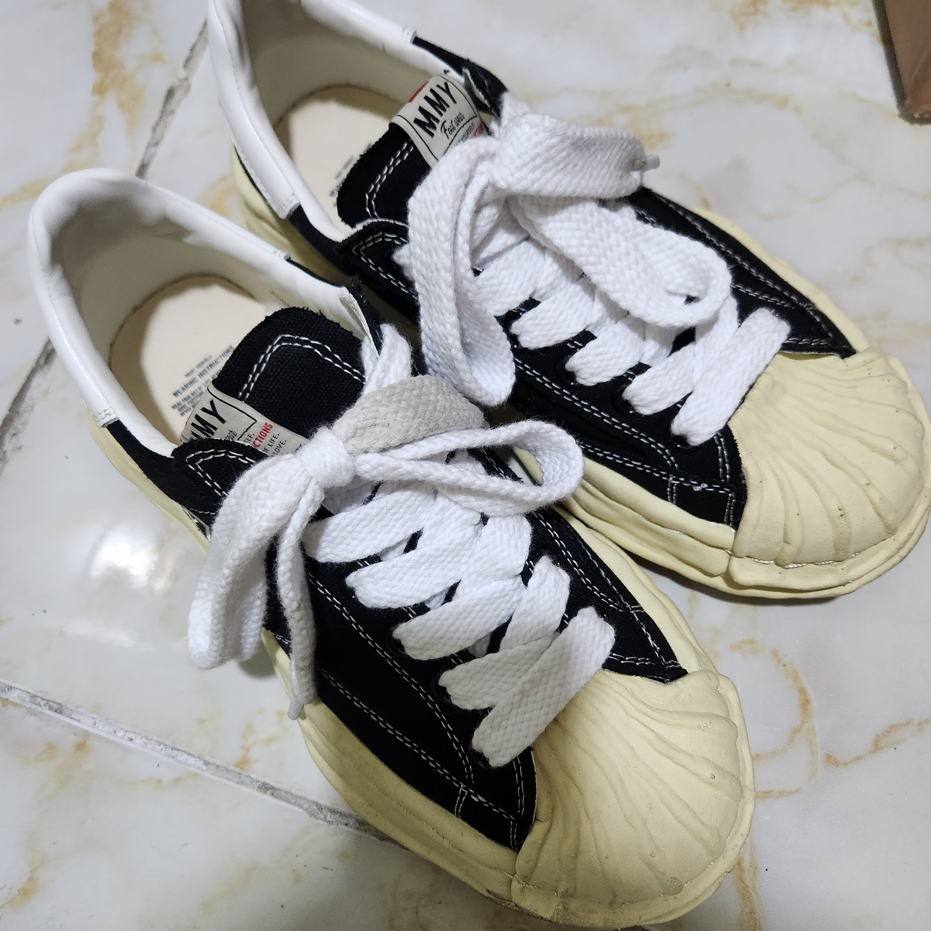 Maison Mihara Yasuhiro Blakey VL OG Sole Canvas Low-top Sneakers Black 착용 스타일 - 2