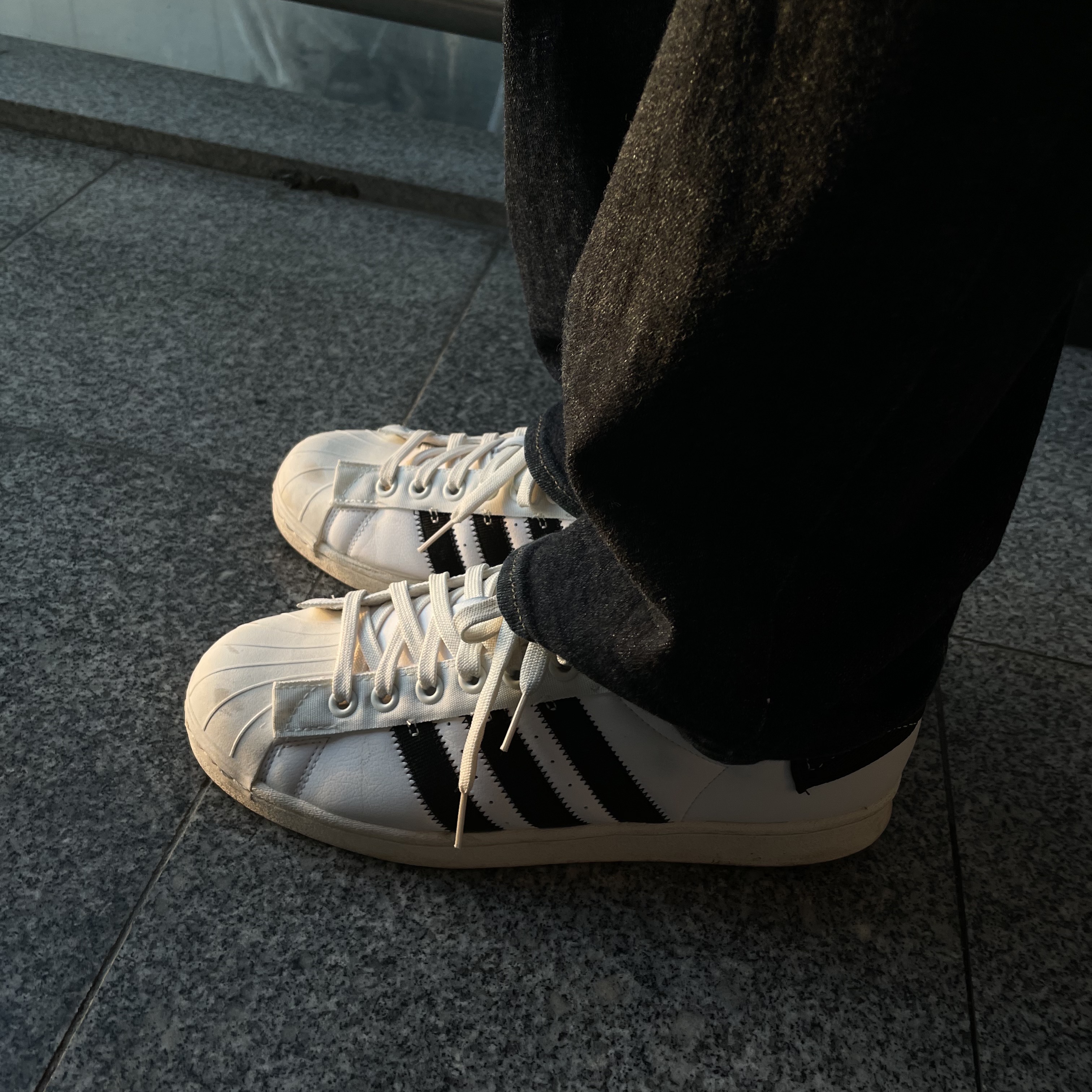 Adidas x Parley Superstar White 착용 스타일 - 1