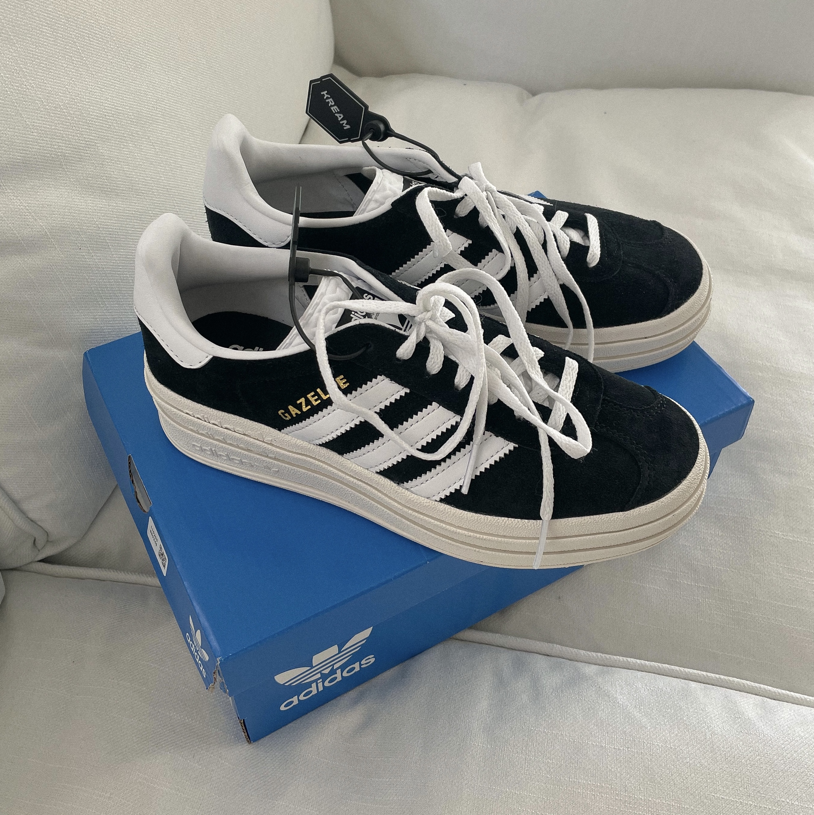(W) Adidas Gazelle Bold Core Black Cloud White 착용 스타일 - 1
