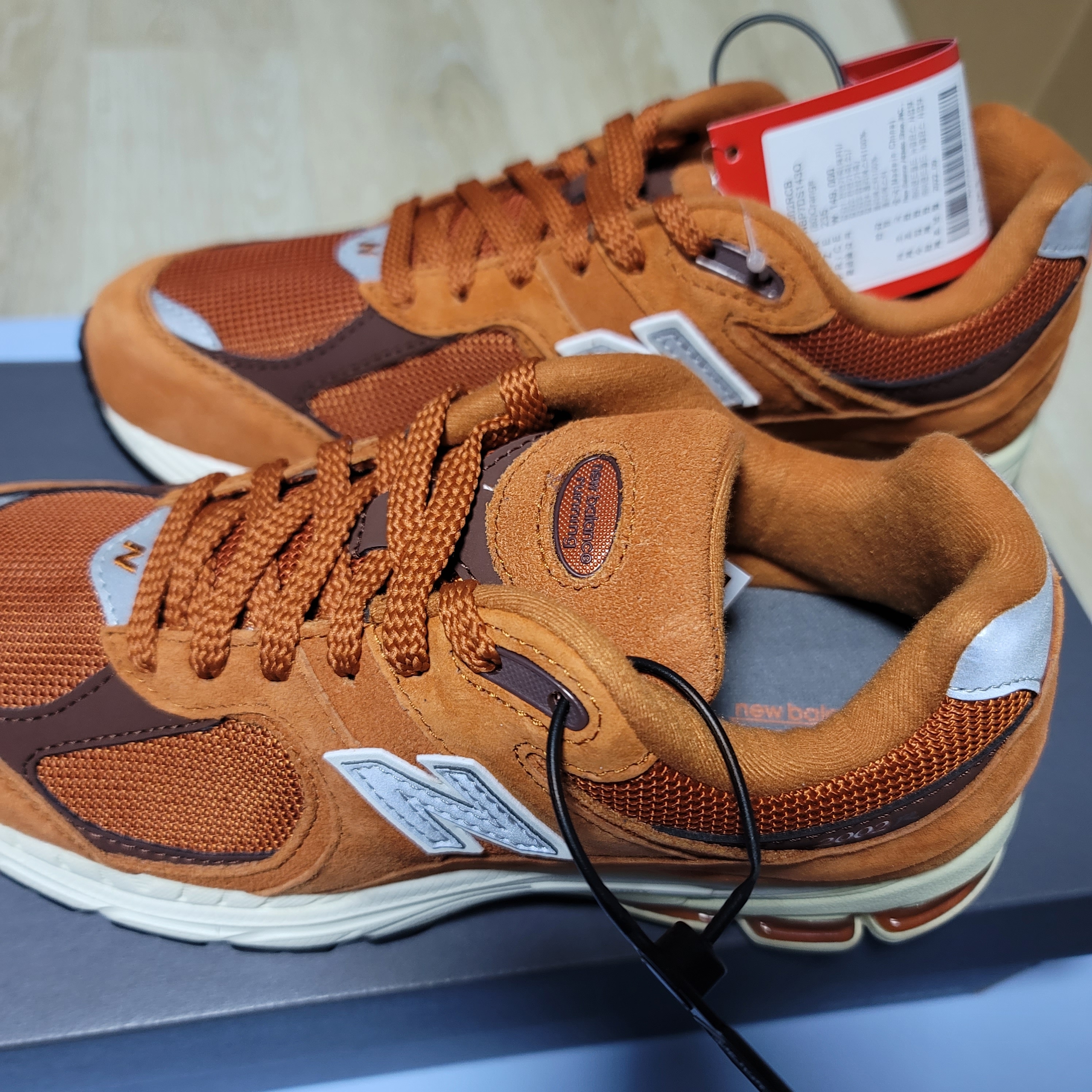 New Balance 2002R Rust Oxide 착용 스타일 - 2