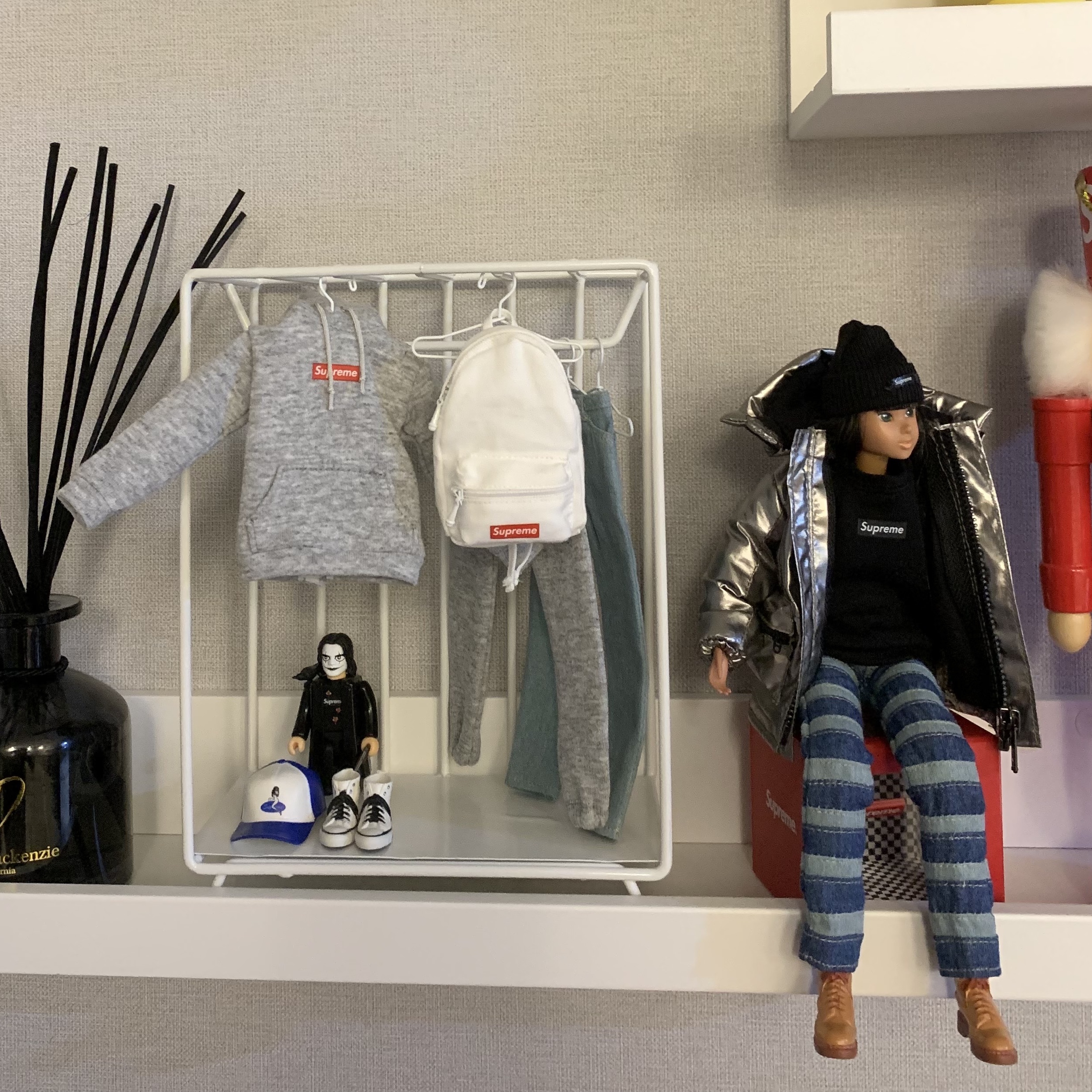 Supreme x Momoko Doll Multicolor - 22FW 착용 스타일