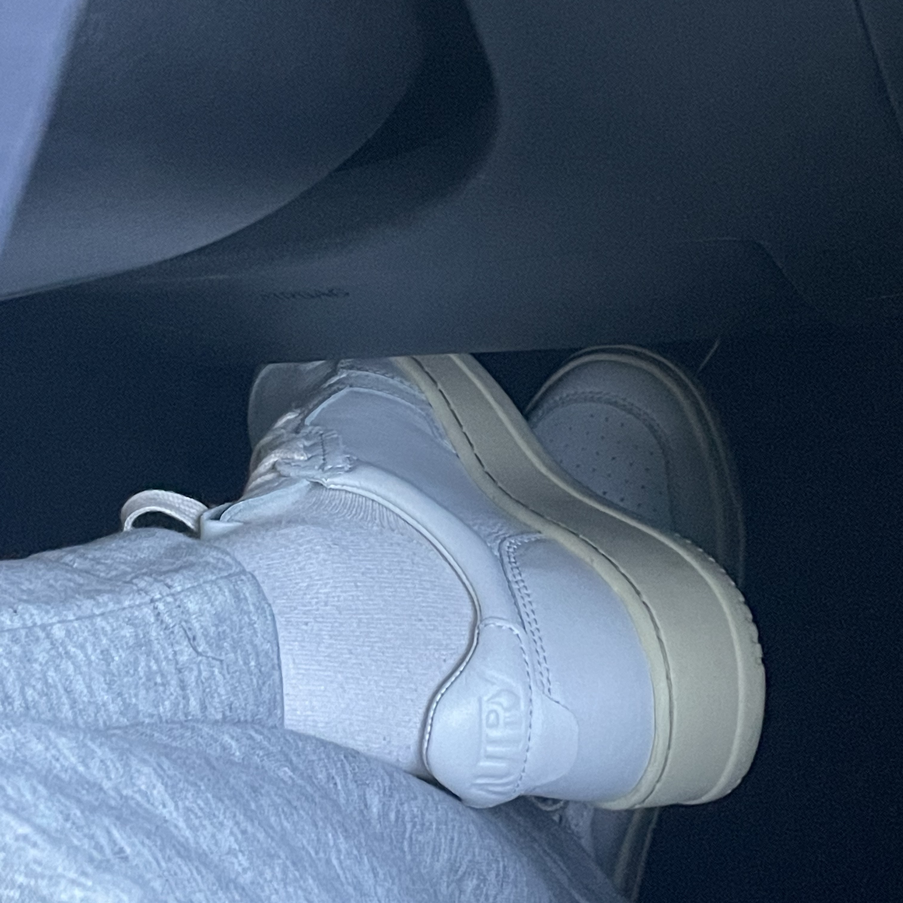 (W) Autry Medalist Low Leather Sneakers White 착용 스타일 - 2