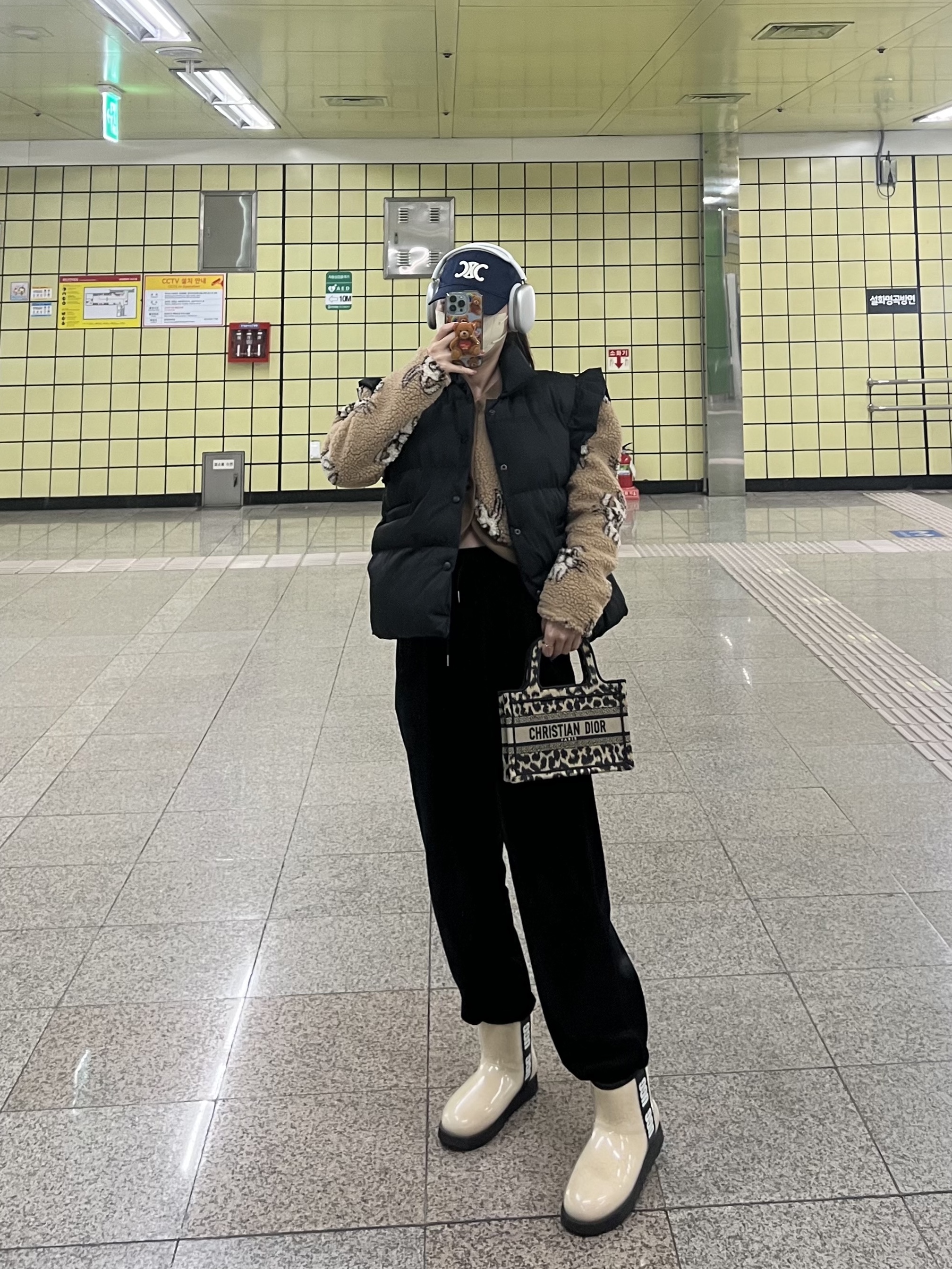 (W) UGG Classic Clear Mini Boots Natural Black, Apple AirPods Max Lightning Silver (Korean Ver.) 착용 스타일 - 1