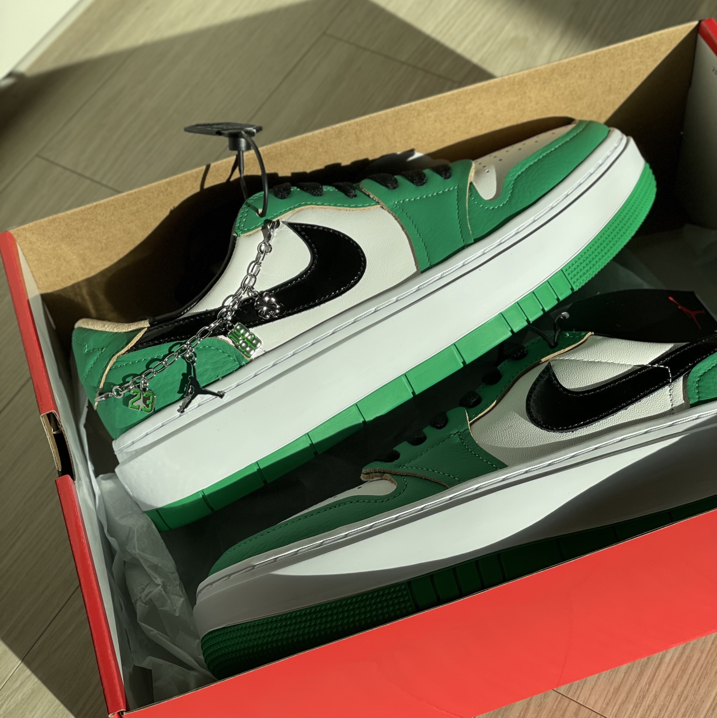 (W) Jordan 1 Elevate Low SE Lucky Green 착용 스타일 - 2