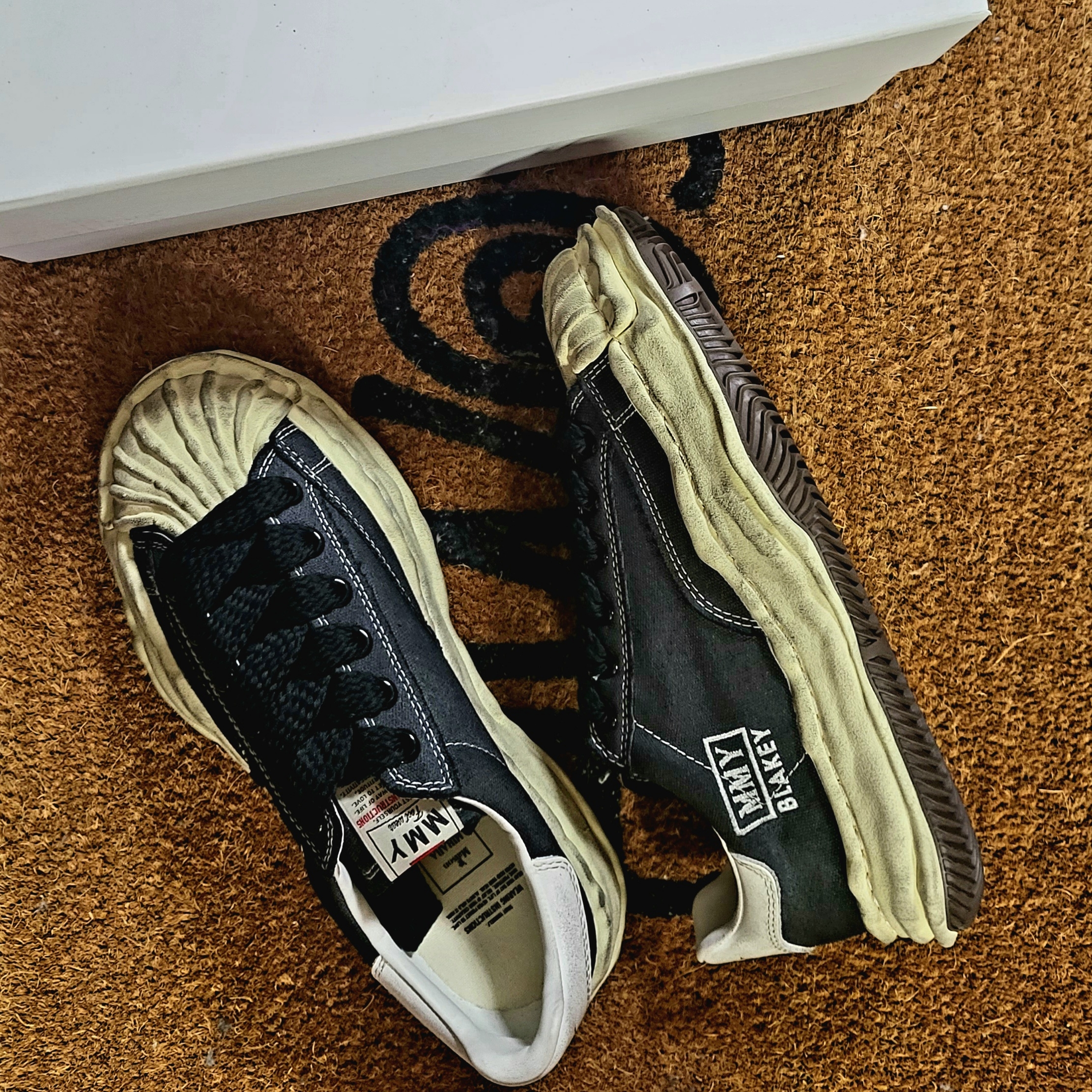 Maison Mihara Yasuhiro Blakey OG Sole Distressed Canvas Low-top Sneakers Black 착용 스타일