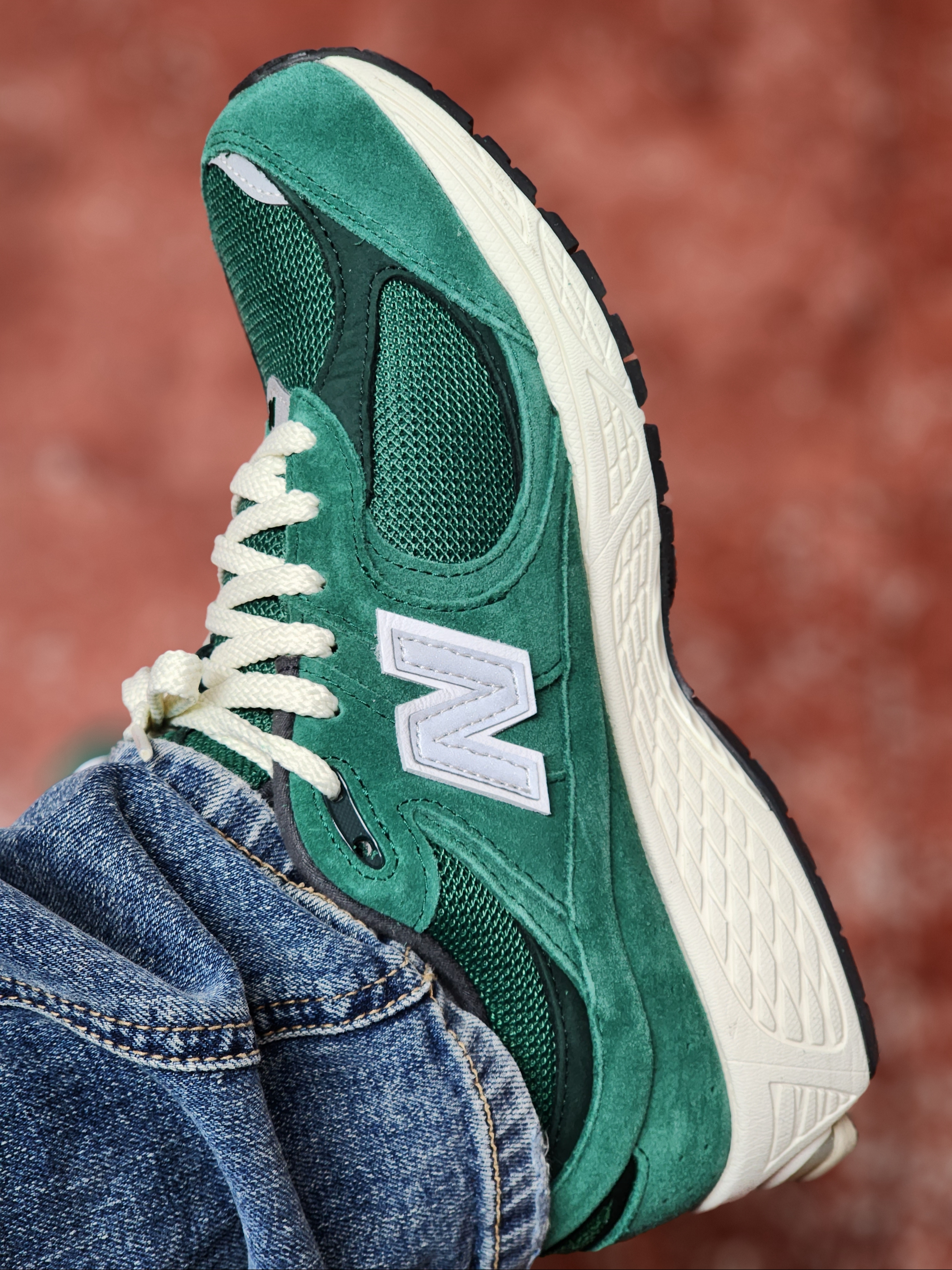 New Balance 2002R Nightwatch Green 착용 스타일