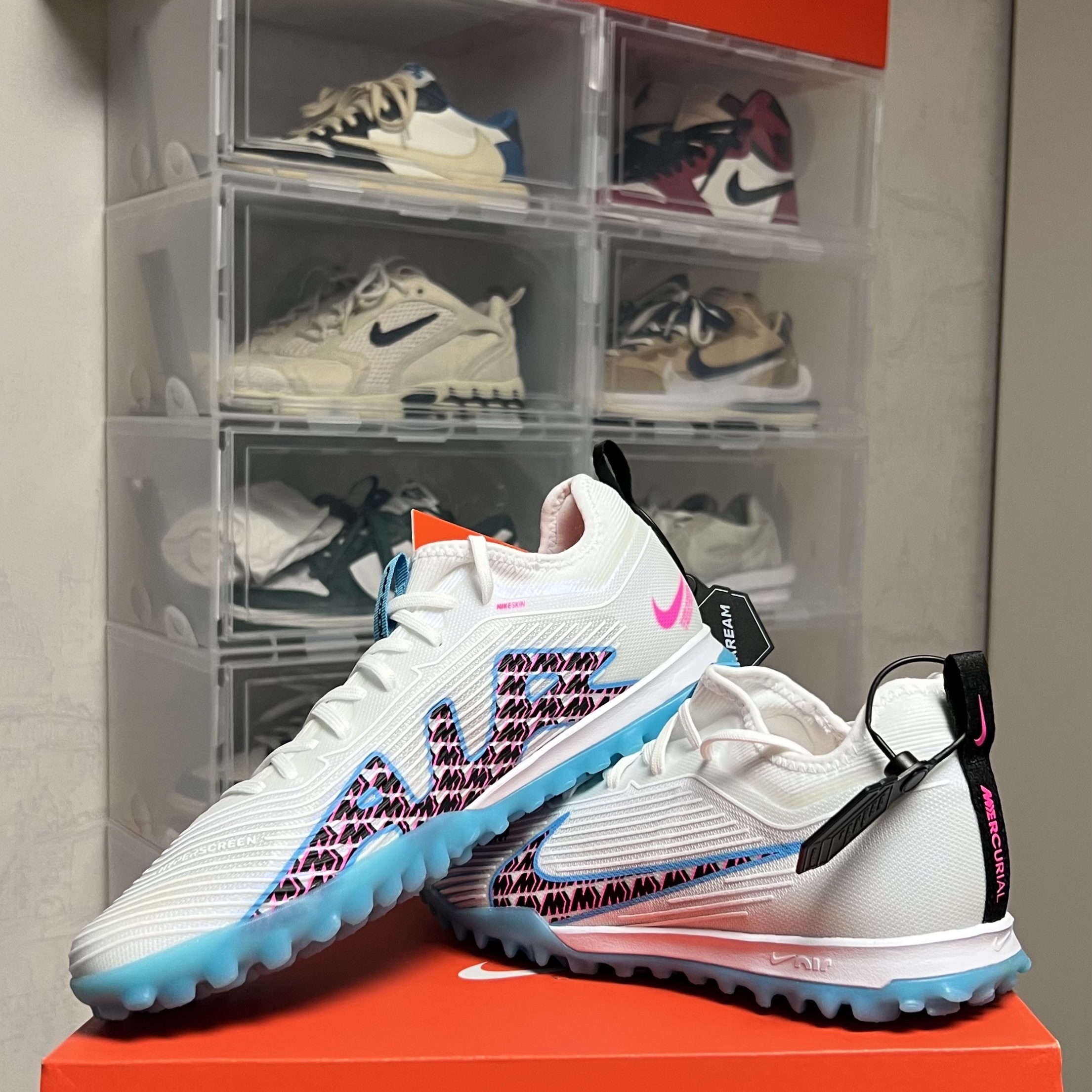 Nike Zoom Mercurial Vapor 15 Pro TF White Baltic Blue, Jordan 1 x Travis Scott x Fragment Retro Low OG SP Military Blue 착용 스타일 - 1
