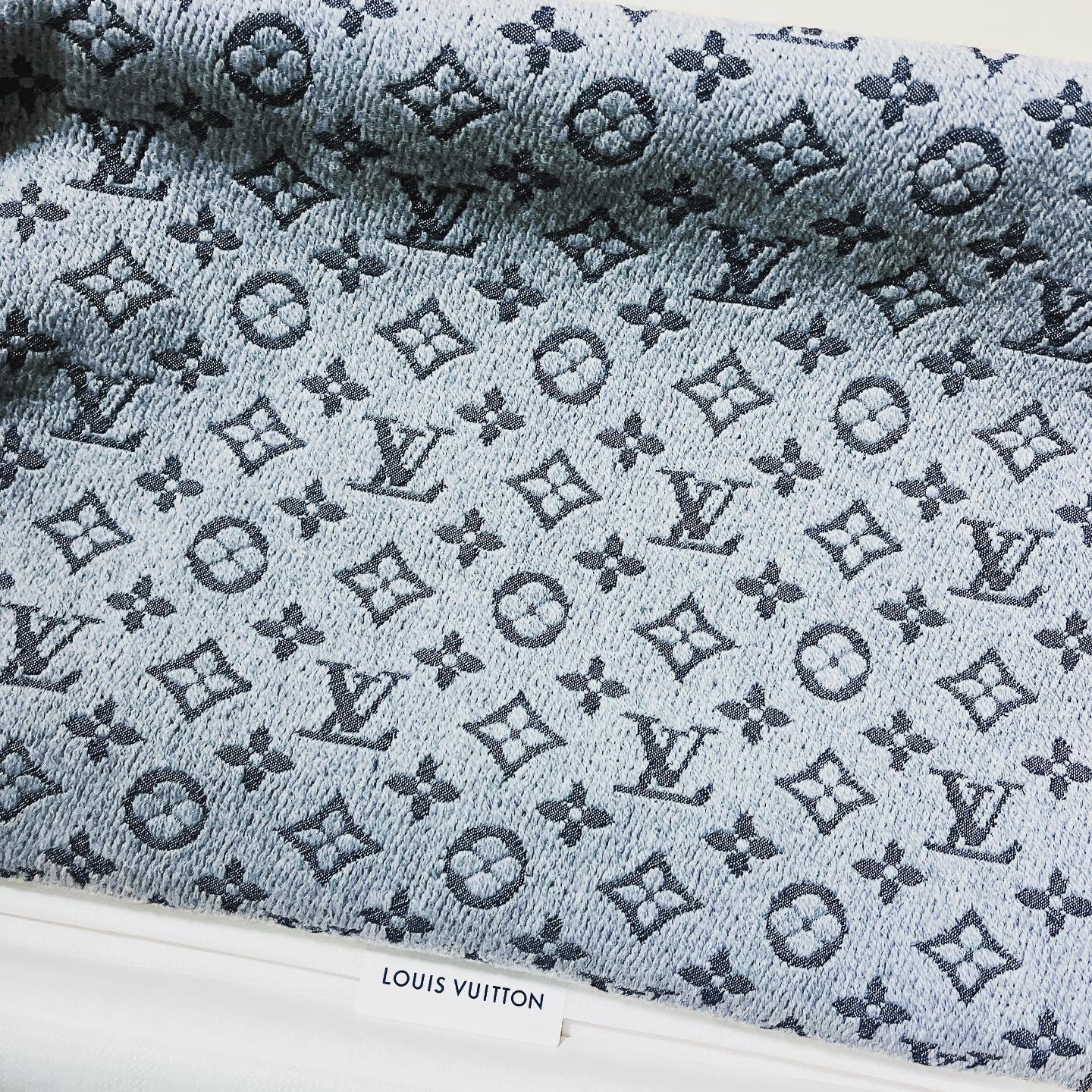 Louis Vuitton Monogram Classic Muffler Light Grey 착용 스타일 - 2