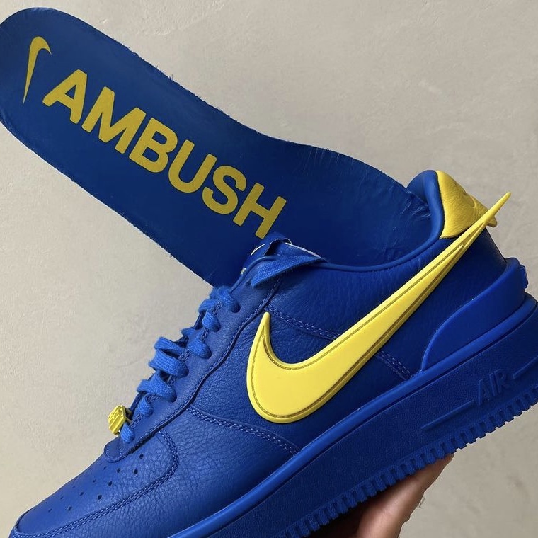 Nike x Ambush Air Force 1 Low SP Game Royal and Vivid Sulfur 착용 스타일