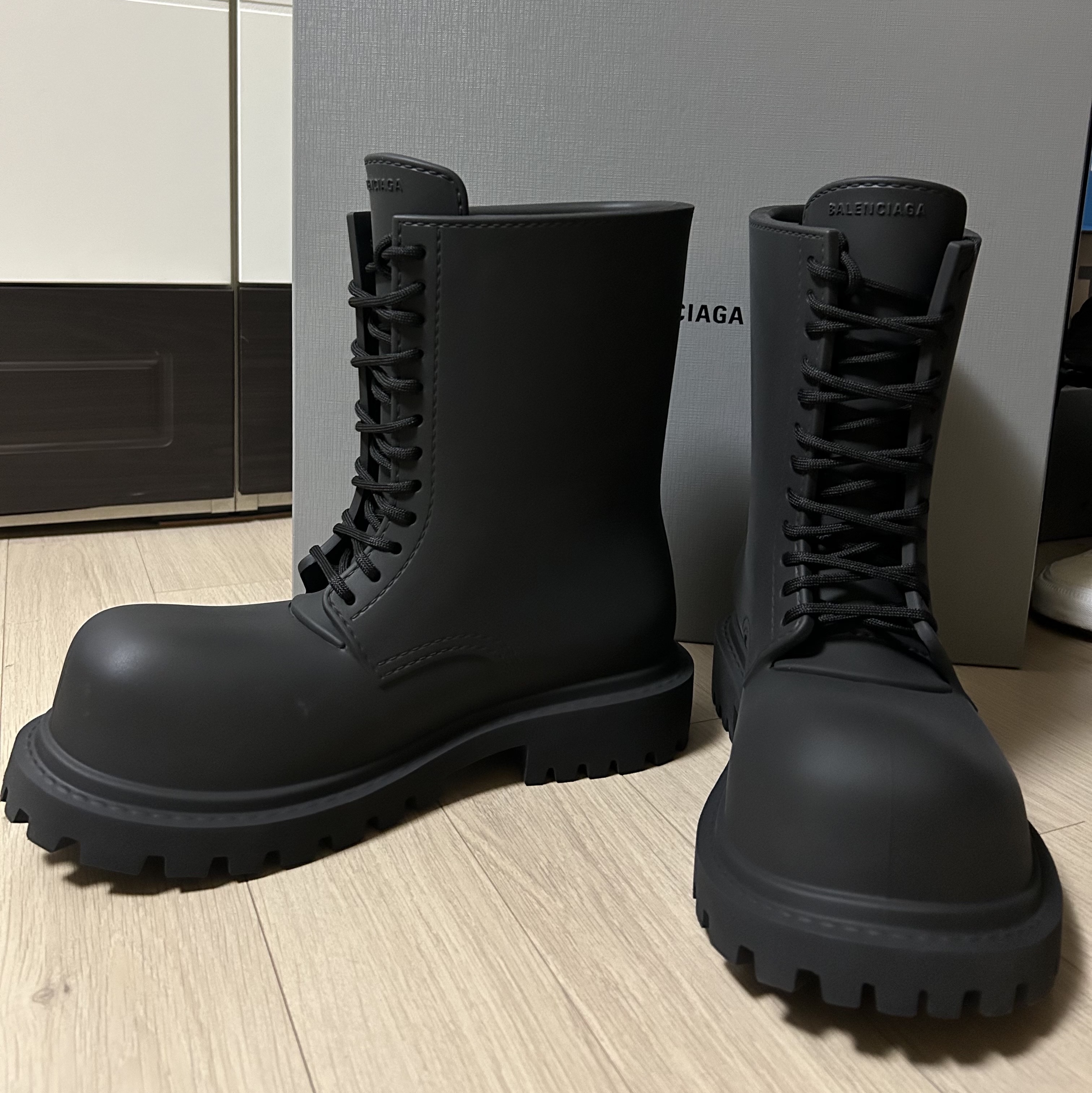Balenciaga XL Army Boots Full Eva Black 착용 스타일 - 2