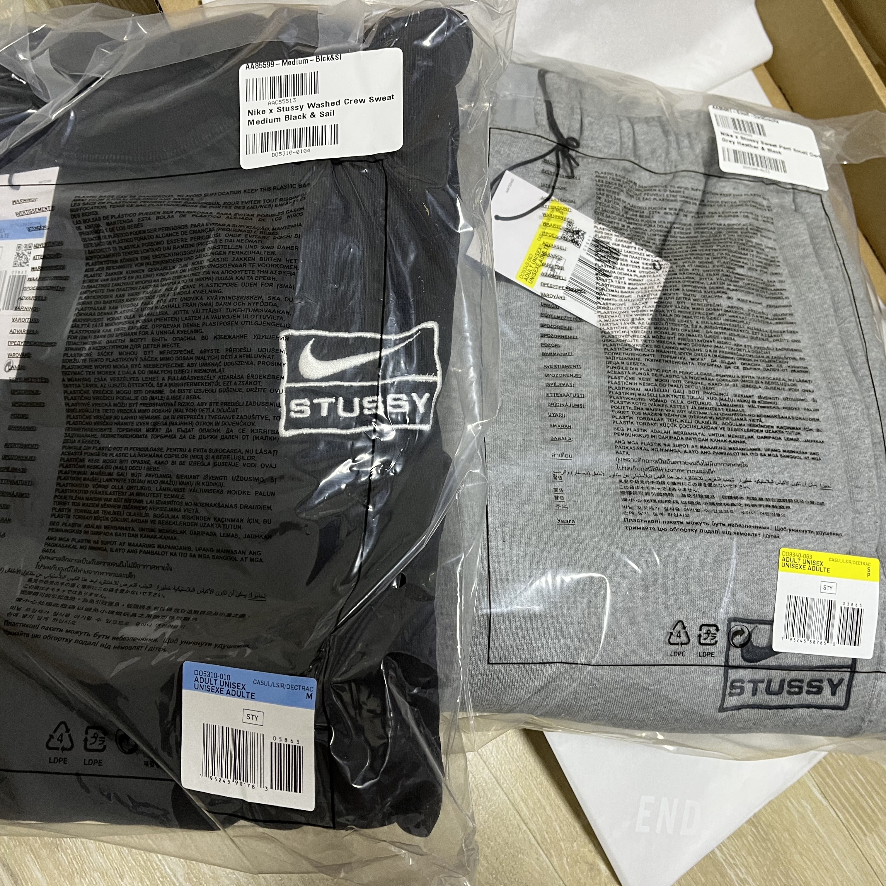 Nike x Stussy NRG Fleece Pants Dark Grey Heather (DO9340-063), Nike x Stussy NRG Washed Fleece Crewneck Black (DO5310-010) 착용 스타일