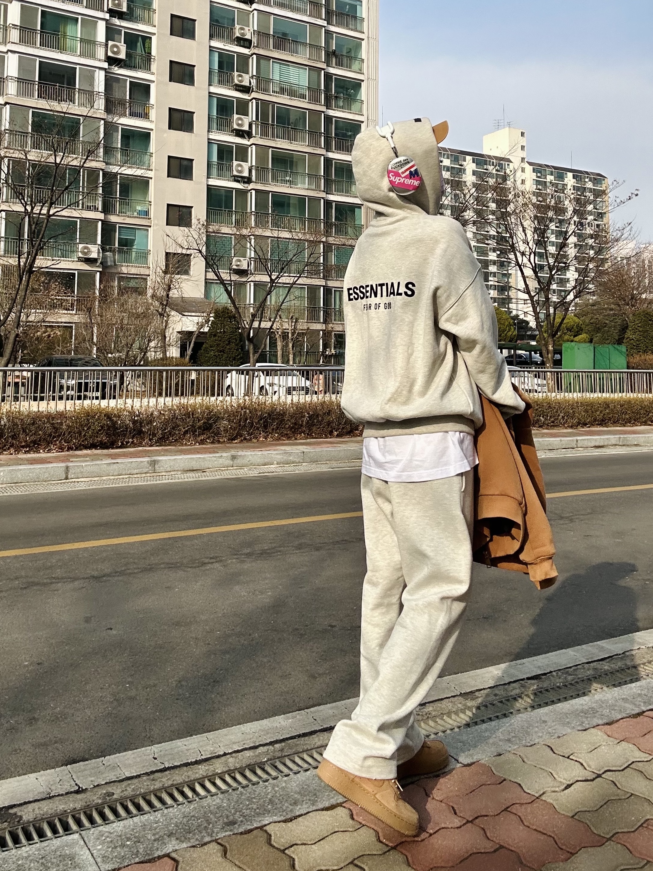 Nike x Supreme Air Force 1 Low Flax, Essentials The Core Collection Hoodie Light Oatmeal 착용 스타일 - 2