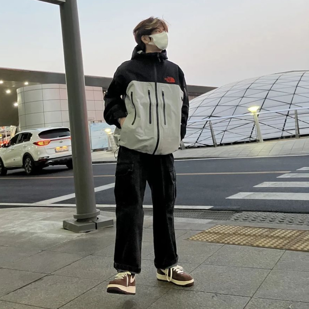Supreme x The North Face Taped Seam Shell Jacket Grey - 22FW, Nike Air Force 1 Mid '07 QS Chocolate 착용 스타일 - 2