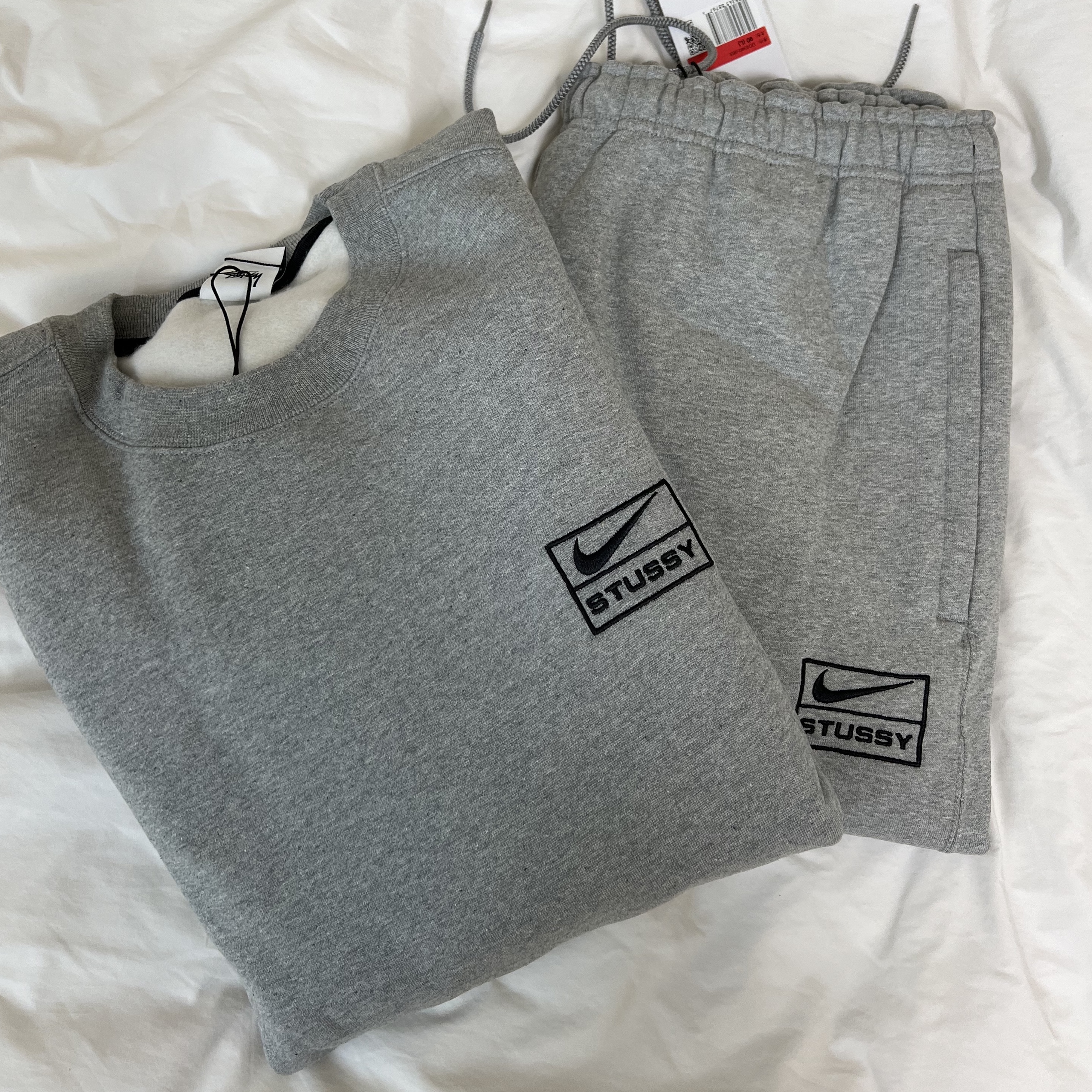 Nike x Stussy NRG Fleece Crewneck Dark Grey Heather (DO9337-063), Nike x Stussy NRG Fleece Pants Dark Grey Heather (DO9340-063) 착용 스타일 - 2