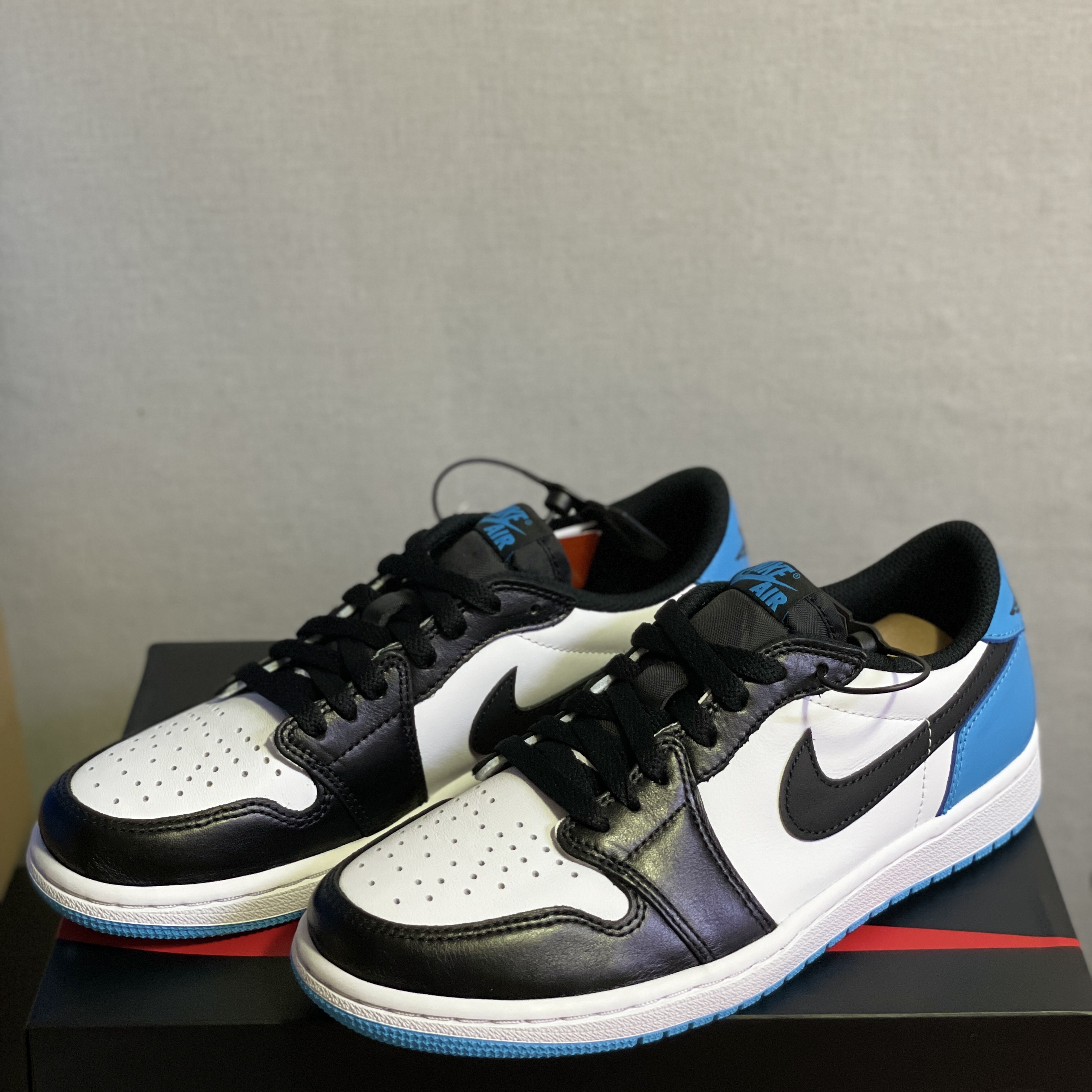 Jordan 1 Retro Low OG Black and Dark Powder Blue 착용 스타일 - 1