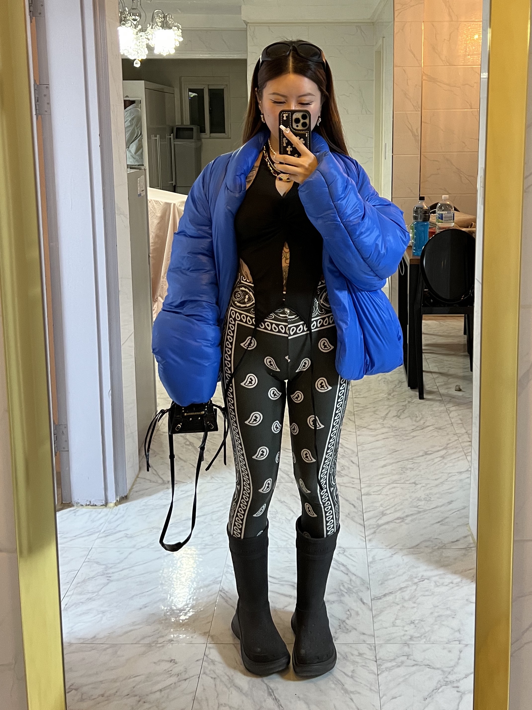 Yeezy Gap Round Jacket Blue, (W) Balenciaga x Crocs Rubber Boot Black 착용 스타일