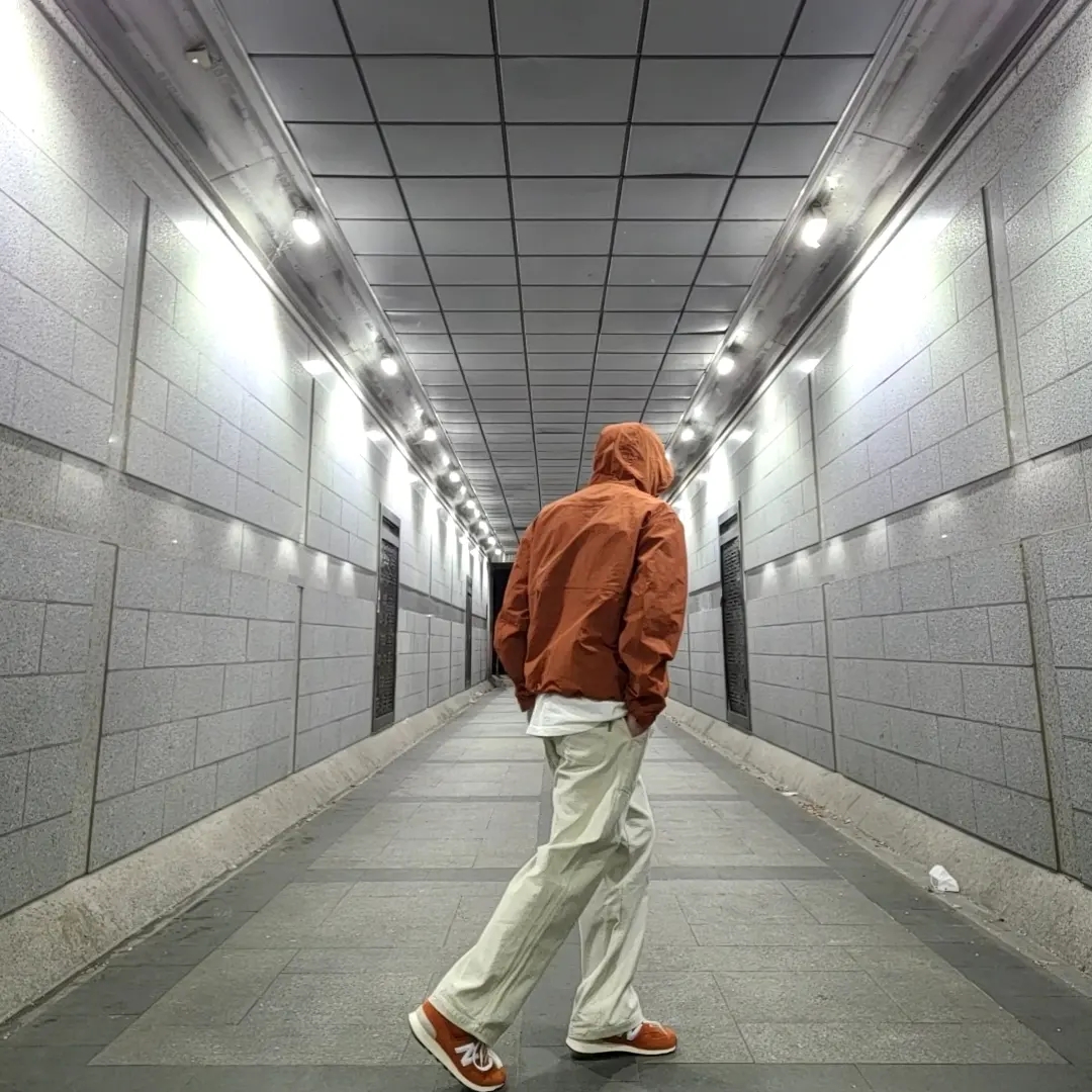 New Balance 574 Heritage Orange Burst White 착용 스타일 - 2